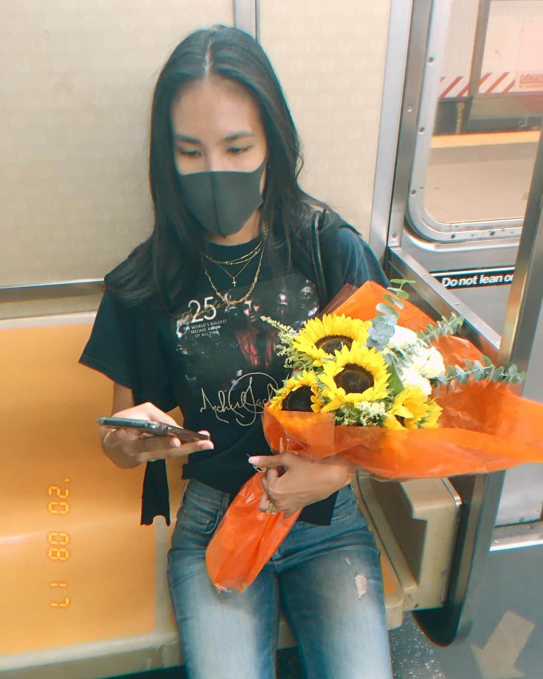 金原杏奈のインスタグラム：「On my way to say “Happy birthday!” 💐 花束持って「おめでとう」を伝えに行く。」