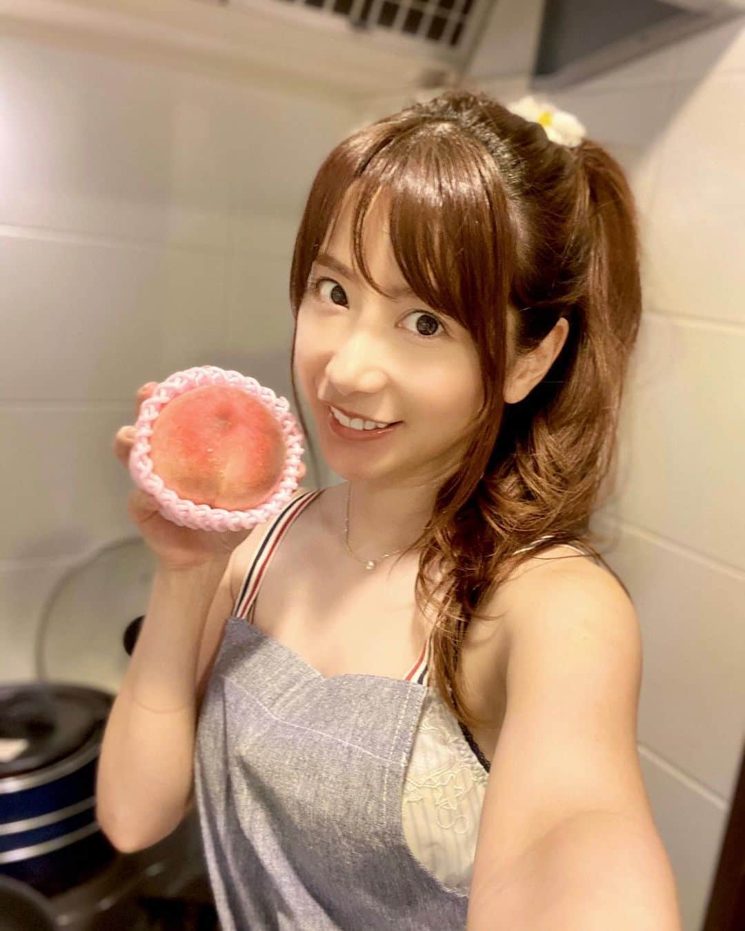 中川杏奈のインスタグラム：「8/13『おーたPの部屋』 渋谷クロスFMゲストは毎日新聞デジタルメディア局記者の中嶋真希さんでした✨ 社会派記者さんというといつも難しそうな顔をしているおじさまのイメージがあったのですがこんなに若くて可愛らしくポップで気さくで話しやすい方だと思わず1時間あっという間でした！！ 国内国外の貧困の現状や性的少数者、AV問題などを取材されていて自身でも毎日新聞HPにて毎週木曜気になるニュースを深掘りする配信番組「まいもく」のMCもされているそうです(^^) 中々人に聞いたり相談しづらい内容も深掘りしてインタビューなど丁寧にしながら記事にしてくれているので当事者の方達には他の意見やケースを知れる機会でもあるし、私にとっても世の中の今を知れる貴重な機会だなと勉強になります。 話していて本当に人思いで心優しい方なんだなと思いました💓 今までもこれからも中島さんのおかげで元気や勇気がもらえる人はたくさんいるんだろうなと思います🥰✨ そして大好きな競馬の話をするときは目をキラキラ輝かせながら面白いエピソードをたくさん聞かせてくれて面白くて可愛い方でした😽 推し馬が勝っても負けても泣けるそう😹🏇 競馬が他の公営競技と違うのは生き物と一緒にするスポーツであり競走馬それぞれの背景やストーリーを知っていくと更に魅了されるんだろうなと思います☺️✨ 毎日新聞に真希バオーとして競馬予想や魅力を伝えるコラムもされてるので是非読んでみて下さい🐴 ご挨拶の時に真希さんの可愛いシールを頂きました☺️ 馬になりたいそうです😳✨ 服の色が中嶋さんとお揃いで親近感を感じました♡ Twitterはされてるので是非そちらから真希さんの色々な記事や番組も見ていただけたらなと思います(*^^*)✨✨ 毎日新聞デジタルメディア局記者 　#中嶋真希 Twitter @ohayokawauso ーーーーーーーーーー ■放送局：『渋谷クロスFM』 ■番組名：『おーたPの部屋』 ■放送時間：毎週木曜日14:00〜14:50[生放送] ■視聴URL :  http://shibuyacrossfm.jp/ [全国から視聴可] ■番組概要：shibuyacrossfm.jp/program/tur/14.php ■FM視聴：88.5MHz[渋谷区内] ■後援：ドローン操縦士協会 https://d-pa.or.jp/ ーーーーーーーーーー #渋谷クロスFM #おーたPの部屋 #中嶋真希 #毎日新聞 #まいもく #ウマ女十番勝負 #真希バオー #競馬 #中川杏奈 #小川夏鈴 #太田勝己 #おーたP #映画 #ラジオ #タレント #女優 #モデル #model #渋谷 #radio #Shibuyacrossfm #cinema #movie #Shibuya #Tokyo #Japan #lgbt #lgbtq #🌈 #エプロン女子  桃の季節*\(^o^)/*」