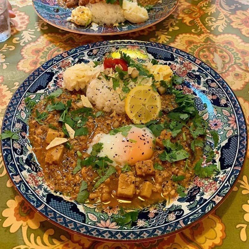 関西LIFE－homelife－のインスタグラム：「【大阪府・北浜】 週2限定の開店【ニッポンカリーオルタナ】 美味しいスパイスカレーが食べたくなり、大阪の北浜まで行ってきました！ 私はパクチーが大好きなのでパクチーを大盛りにして温玉もトッピングしました！ 本当にとってもおいしかったので、ぜひ訪れてみてください～！！！ . . @homelife_local では #homelife_大阪 をつけて投稿された素敵な大阪の写真を紹介していきます。大好きな大阪を一緒に盛り上げていきましょう。 .  . #ニッポンカリーオルタナ #スパイスカレー #ファンシーカレー #パクチー #温玉 #カレー #大阪カレー部 #北浜ランチ #北浜カフェ #北浜駅 #カフェ #美味しい #かわいい #間借り店舗 #週2限定 #女子会 #大阪 #大阪グルメ #大阪ランチ #大阪カフェ #大阪女子会 #大阪旅行 #大阪観光 #そうだ大阪行こう #大阪 #観光 #yummy #japan #japantrip #japantrip2020」