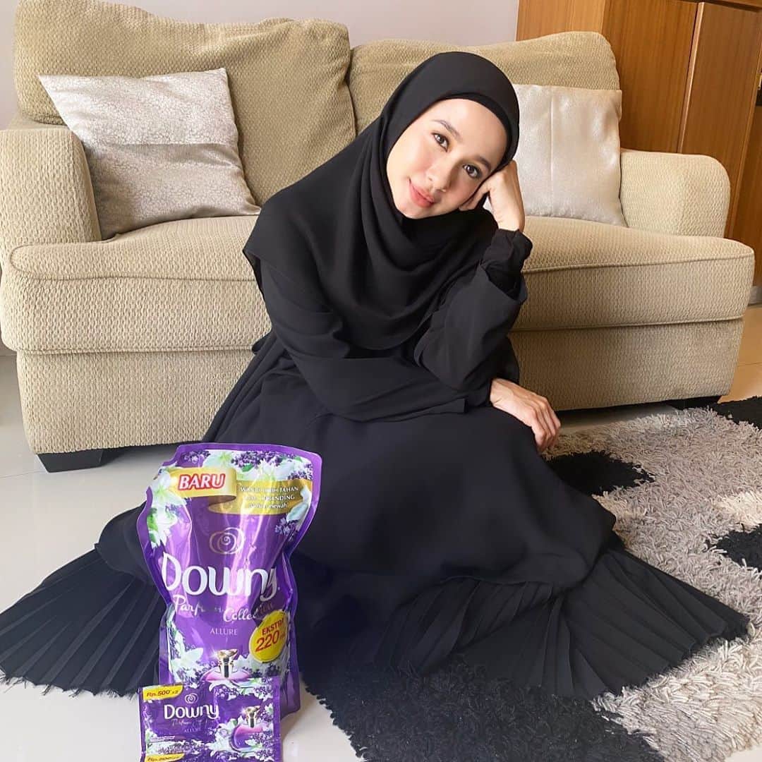ラウディアシンシアベラのインスタグラム：「Happy Independence Day Indonesia! Walaupun kali ini perayaannya sedikit berbeda, kita harus tetap semangat. Indonesia pasti bisa dan tangguh menghadapi setiap tantangan, demi untuk Indonesia yang lebih baik kedepannya. Dan seperti tangguhnya Indonesia, kita sebagai wanita-wanita Indonesia juga harus tangguh, namun tetap lembut. Sama seperti Downy Allure, yang selalu memberikan wangi lembut tahan lama yang terinspirasi dari bunga-bunga khas Indonesia, mewujudkan sosok wanita Indonesia sepenuhnya. #DownyAllure #LebihTahanLamaDariParfumMewah @downyindonesia」