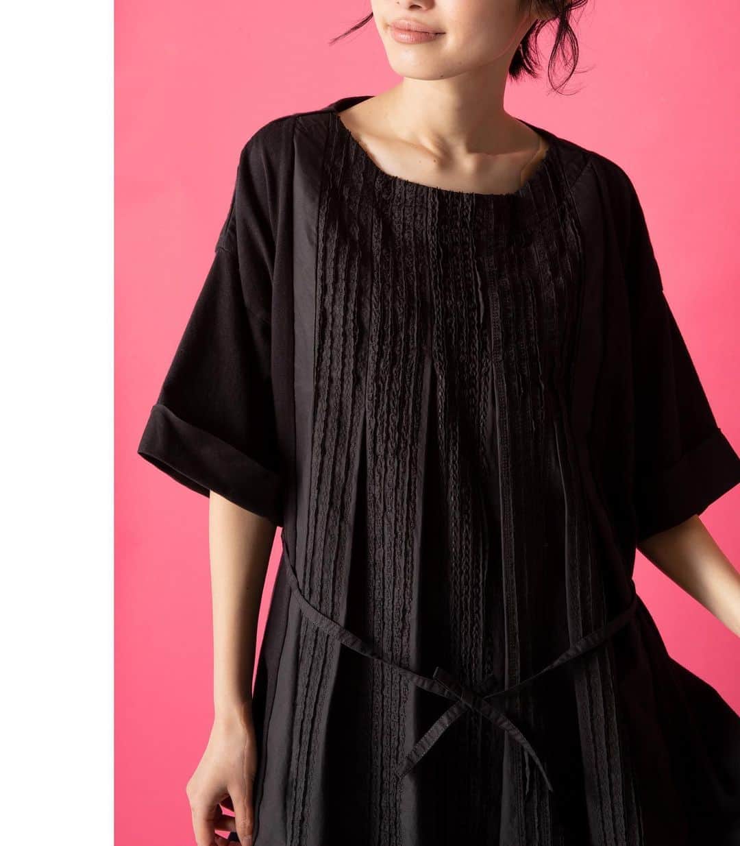 ネ・ネットのインスタグラム：「SLASH QUILT JERSEY﻿ ﻿ スラッシュキルトのテクニックが光るカットソーシリーズが登場。前身頃は生地を重ねて、4種類のニュアンスの違う刺繍柄を施し、リッチな表面感を実現。スラッシュ部分は風通しをよくするだけでなく、身体にフィットしない作りで、ボディのラインを気にせず着られるのがうれしいポイント。 前身頃はハリがありきちんと見えする素材ですが、後ろ身頃はやわらかく肌なじみのいいジャージ素材を使用し、着心地にもこだわりました。 ﻿ ﻿ #ネネット #nenet #新作 #new #autumn #winter #2020 #collection #slash #quilt #jersey #white #black #tokyo #japan」