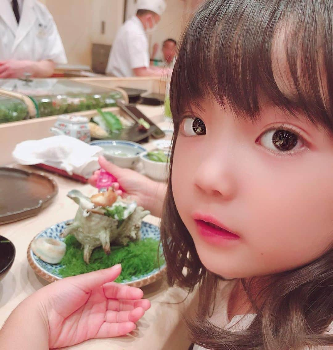 YUAさんのインスタグラム写真 - (YUAInstagram)「🍣💕 お仕事帰り…本当は新大久保行ってサンギョプサルとか食べたかったんだけどあまりにも疲れたのでまた次回に。 お腹ペコペコだったのでいつものお寿司屋さんでサクッと食べてお家に帰りました ゆあは マグロ、いくら、えび、カニ、 貝類、うに…が好き カニ味噌やイカの塩辛も好きで お酒を飲むおじさんみたいな嗜好です😅🍶 … … #幼児なのにオヤジ #yua #kidsmodel #urbancherry #japan #데일리그램 #일상 #패션스타그램 #얼스타그램 #육아스타그램 #오오티디 #뷰티스타그램」8月17日 13時25分 - yuagram89