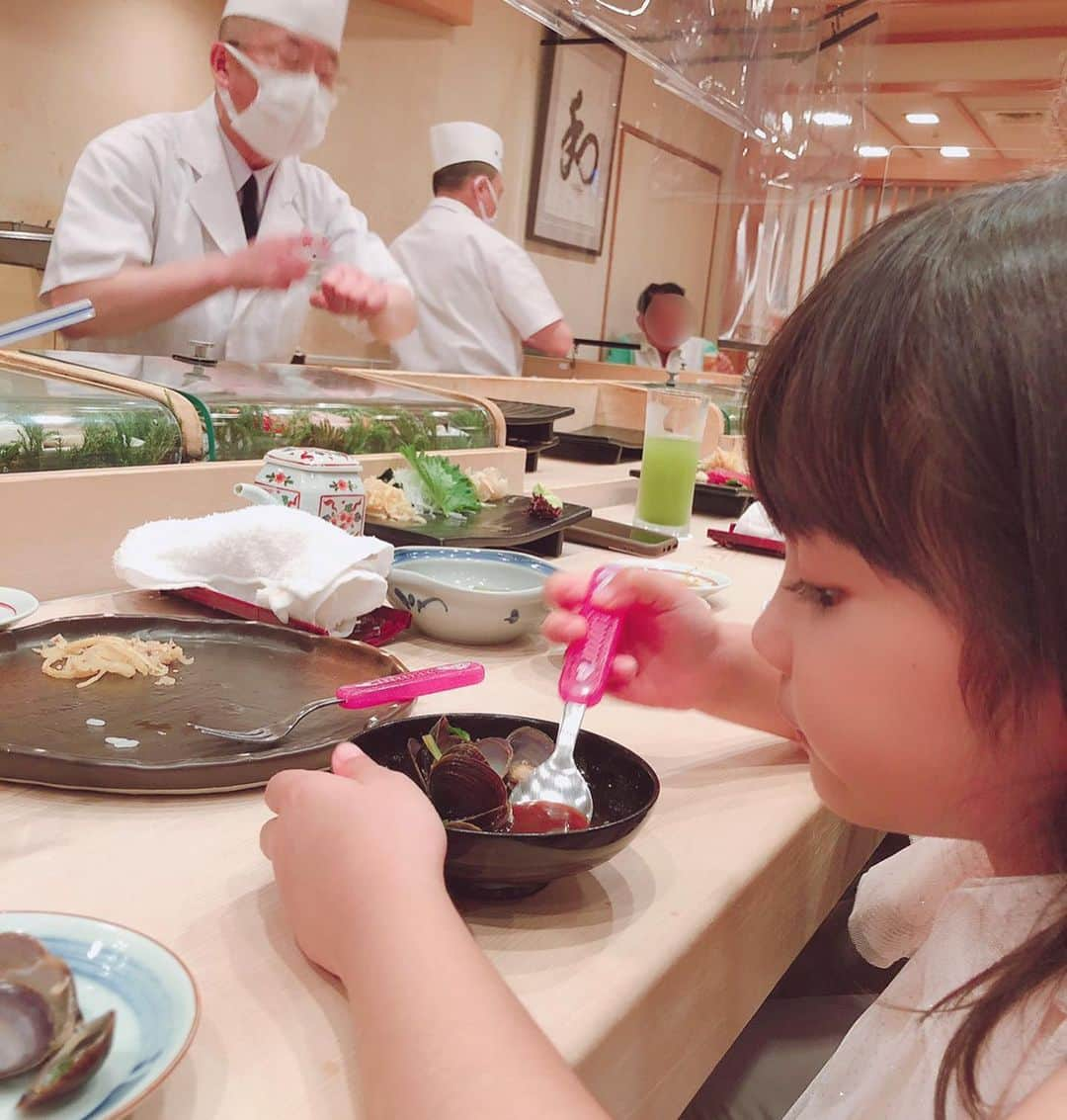 YUAさんのインスタグラム写真 - (YUAInstagram)「🍣💕 お仕事帰り…本当は新大久保行ってサンギョプサルとか食べたかったんだけどあまりにも疲れたのでまた次回に。 お腹ペコペコだったのでいつものお寿司屋さんでサクッと食べてお家に帰りました ゆあは マグロ、いくら、えび、カニ、 貝類、うに…が好き カニ味噌やイカの塩辛も好きで お酒を飲むおじさんみたいな嗜好です😅🍶 … … #幼児なのにオヤジ #yua #kidsmodel #urbancherry #japan #데일리그램 #일상 #패션스타그램 #얼스타그램 #육아스타그램 #오오티디 #뷰티스타그램」8月17日 13時25分 - yuagram89