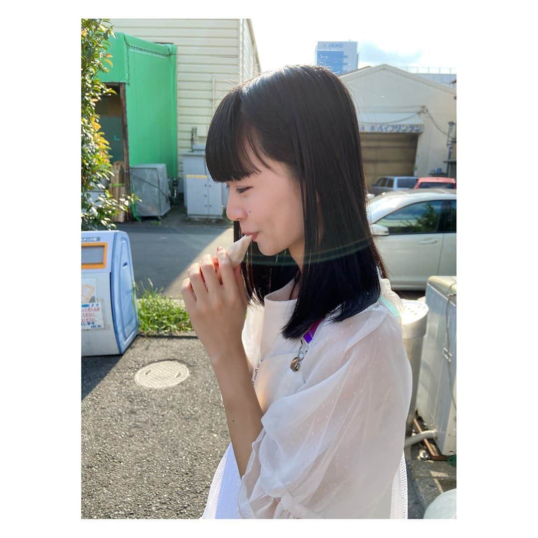 橋本美桜のインスタグラム：「昨日のライブ前にみんなでパピコ食べました🍨」