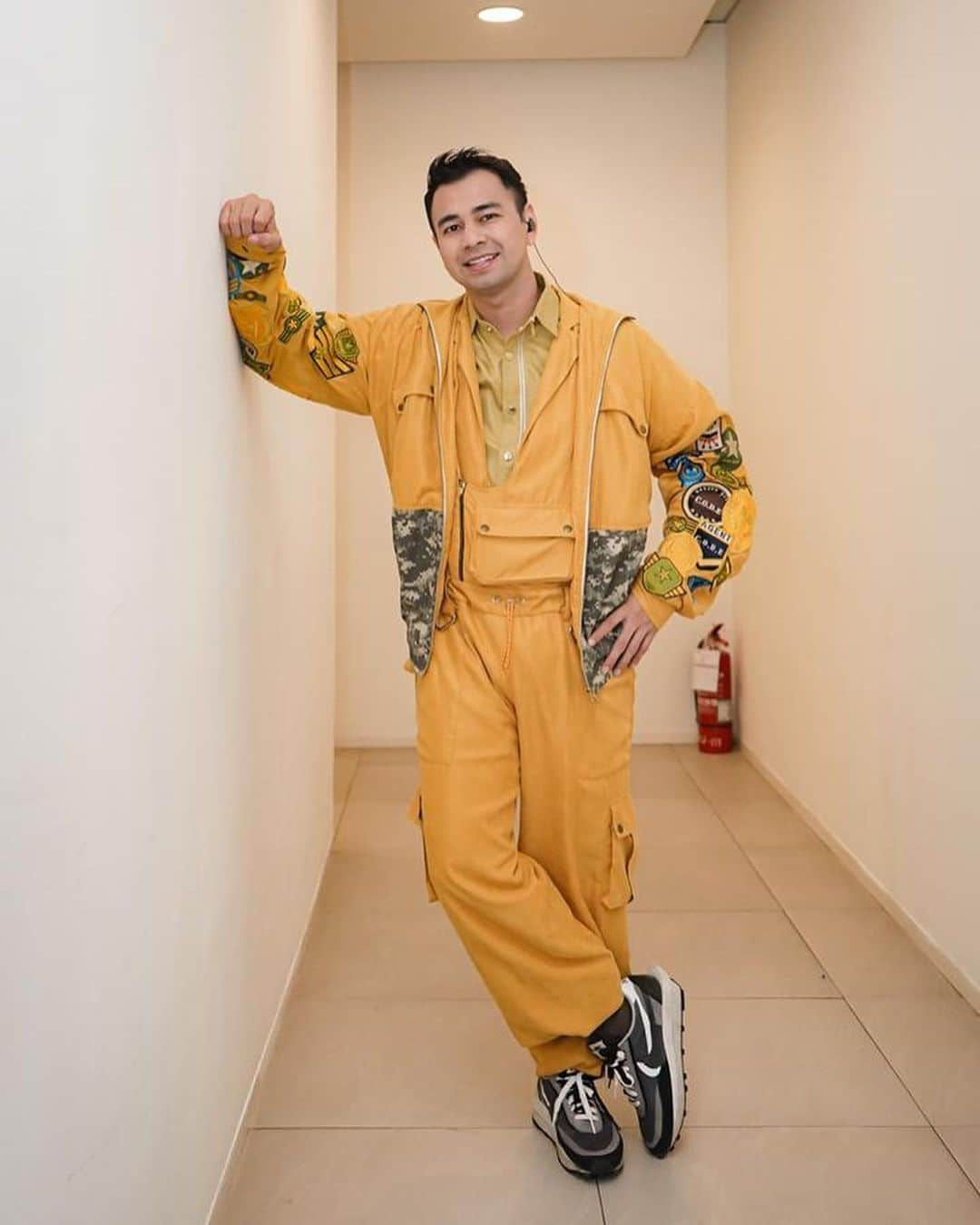 Raffi Ahmadさんのインスタグラム写真 - (Raffi AhmadInstagram)「Dahsyat award 2020!!! Pleaseee Jangan di Slide aampai akhirrrr 🤣 Second look ❤️ Styled @wanda_haraa #wandaharaaproject  Outfit by @Danjyohiyoji」8月17日 13時30分 - raffinagita1717