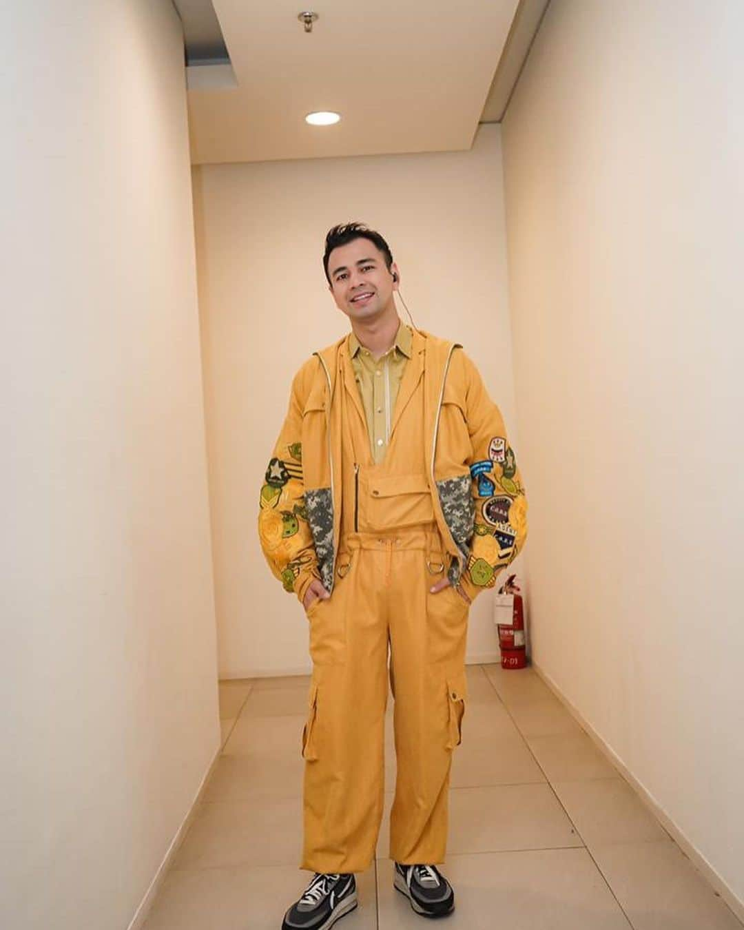 Raffi Ahmadさんのインスタグラム写真 - (Raffi AhmadInstagram)「Dahsyat award 2020!!! Pleaseee Jangan di Slide aampai akhirrrr 🤣 Second look ❤️ Styled @wanda_haraa #wandaharaaproject  Outfit by @Danjyohiyoji」8月17日 13時30分 - raffinagita1717