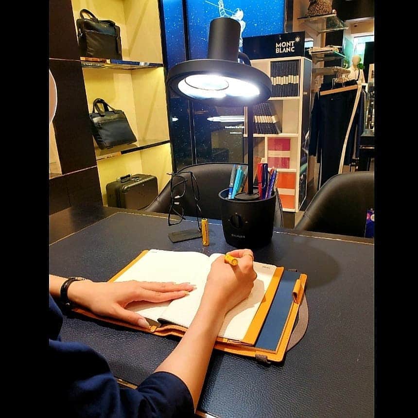 Omotecho Style Storeさんのインスタグラム写真 - (Omotecho Style StoreInstagram)「本日はバルミューダから BALMUDA The Light をご紹介致します。  価格:￥37,000 +tax カラー展開:ブラック/ホワイト  医療現場や美術館などで使用される演色性の高い、太陽光LEDを採用しており、 目に優しいデスクライトです。  #balmuda 　#バルミューダ 　#デスクライト 　#ライト   定休日:火曜日」8月17日 13時33分 - omotechostylestore