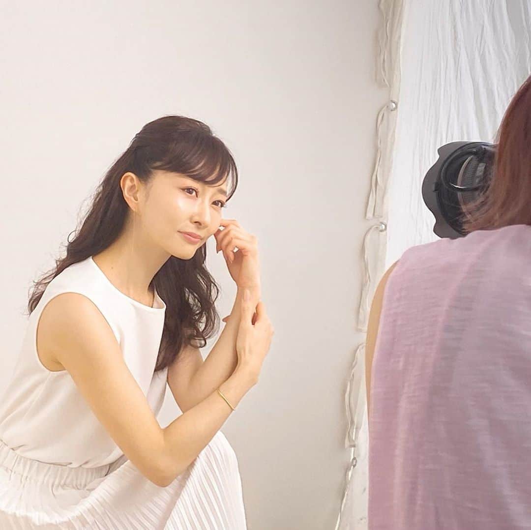 CLASSY公式さんのインスタグラム写真 - (CLASSY公式Instagram)「本日『スッキリ』出演🎉 美容家・石井美保さんの連載がスタート✨ . 日本テレビ「スッキリ」のビューティーチャー出演、 著著「一週間であなたの肌は変わります」（講談社刊）が amazonランキング１位になるなど、 今話題沸騰中の石井美保さん（ @miho_ishii ）。 . 44歳とは信じられないほど美しい毛穴レス肌の持ち主で、 その美しさは、あの田中みな実さんも絶賛するほど👩❣️ でも実は、ご本人曰く「アラサーの頃は 肌がキレイと言われたことがなかった」そう😳！ . なぜ30代の頃より今のほうが美肌なのか… 石井さんがCLASSY.世代に伝えたい、 「美容の間違いと真実」をレクチャーする連載が CLASSY.ONLINE独占でスタートしました🙆‍♀️🎉 . 今まさに知りたい情報を盛りだくさんでお届けしますので、 CLASSY.ONLINEで『石井美保』と検索して ぜひチェックしてみてくださいね✨ . #classyonline #classyビューティ #石井美保 #一週間であなたの肌は変わります #スッキリ #スキンケア#美容本 #美肌 #美肌ケア #毛穴レス #陶器肌 #洗顔 #クレンジング #美容 #美容家 #美容好き #美容好きな人と繋がりたい #メイク #コスメ #美容 #ベスコス #美肌 #スキンケア #コスメ好き #美容好き #お気に入りコスメ #若見え」8月17日 13時33分 - classy_mag_insta
