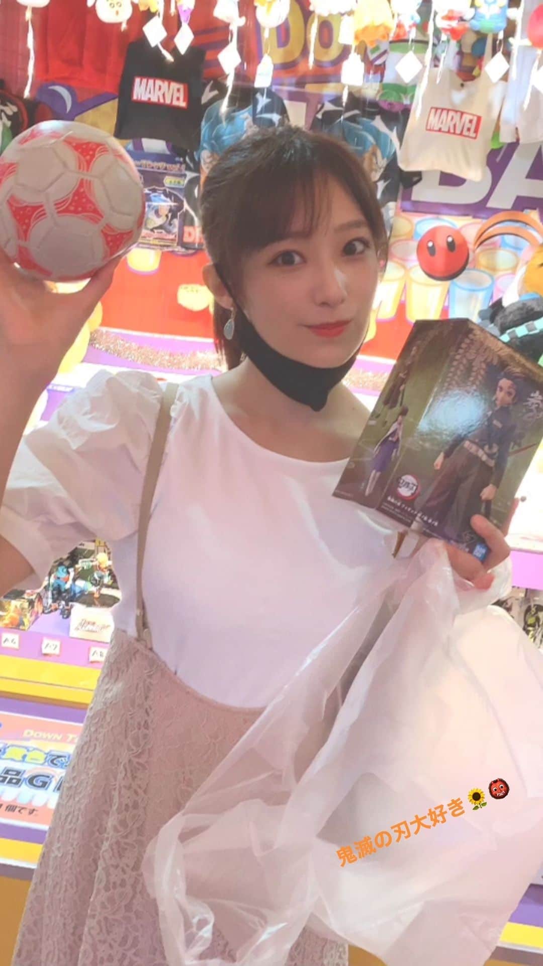 ミクのインスタグラム：「初リール投稿☆  これ最近よく聞く夏ソング♪ Baby kiyさんの 「Don't Let Me Go」  てか、ボール投げて 炭治郎くんのフィギュアを一発で GETできたの感動😍 でも、その後、 UFOキャッチャーでやった時は、 擦りもしなかった🤣  　#鬼滅の刃　#竈門炭治郎 #フィギュア　#夏　#夏ソング　#anime #summer」