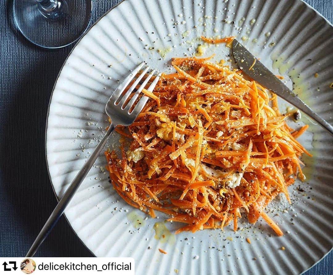 クスパさんのインスタグラム写真 - (クスパInstagram)「#repost @delicekitchen_official ・・・ ・ ・﻿ 簡単レシピにプラスひと手間！毎日の料理に楽しさを☆  山本由里子です＾＾﻿ ﻿  Nadiaサイトには簡単な料理に何か発見のある、そんなお料理載せています🌈 @delicekitchen_official   お写真は9.10月オンラインレッスンのひとつです。 調理はとても簡単ですが、美味しく作る発見の楽しみを感じる私のお気に入りの料理です🍳 マイキッチン 、ドリーミアクラブ、InstagramのDM、間に合えば#クスパ から受付中です＾＾ @delicekitchen_official  ﻿  ﻿ #人参ラペ  #野菜レシピ  #野菜料理  #料理好きの人と繋がりたい ﻿ #山本由里子 ﻿ ﻿ ﻿ ﻿ ーーーーーーーーーーーーーーーーーーーー﻿ ﻿ ◾︎ New Styleオンラインレッスン @delicekitchen_official からご予約受付中です☆﻿ ﻿ ◾︎プロフィール“Nadiaサイトレシピ掲載”から、是非フォローお願いします🌈﻿ ﻿ ◾︎管理している料理好きな仲間必見の新感覚料理サイト 「パスキャチ」 @pascatch ☆つくってみたパスキャチレシピを #合言葉はパスキャチ をつけてご投稿くださいね☆﻿ ﻿ ーーーーーーーーーーーーーーーーーーーー﻿ ﻿ ﻿ 簡単レシピにプラスひと手間を加えた家庭料理をご提案します！﻿ ﻿ ○簡単な料理を美味しくつくりたい﻿ ○料理がマンネリ化している﻿ ○簡単に料理をスタイリングしたい﻿ そんな方に、毎日作れる手軽さで、毎日の食卓が盛り上がる家庭料理をお届けします。﻿ ﻿ ﻿ ⚫︎プラス一手間をかける面白さ﻿ ⚫︎定番料理が美味しさを引き立てる一皿に変わるワクワク感﻿ ⚫︎「あっ！すごい」がもらえる簡単なスタイリング﻿ これらを私のレシピから感じていただき、料理って楽しい！と心から感じてもらえるお手伝いができたら嬉しいです。﻿ ﻿ ﻿ ＜経歴＞理系大学卒業後、一般企業に勤務。その後、大手料理教室での指導経験を経て、出産を機に独立。現在はDelice Kitchenの運営、イベント企画出演、レシピ開発、SNSを通して料理家・Nadia Artistとして活動。﻿ ﻿ #簡単料理 ﻿ #美味しい料理 ﻿ #料理上手くなりたい ﻿ #レシピブログ ﻿ #nadiaレシピ」8月17日 13時40分 - cookingschoolpark