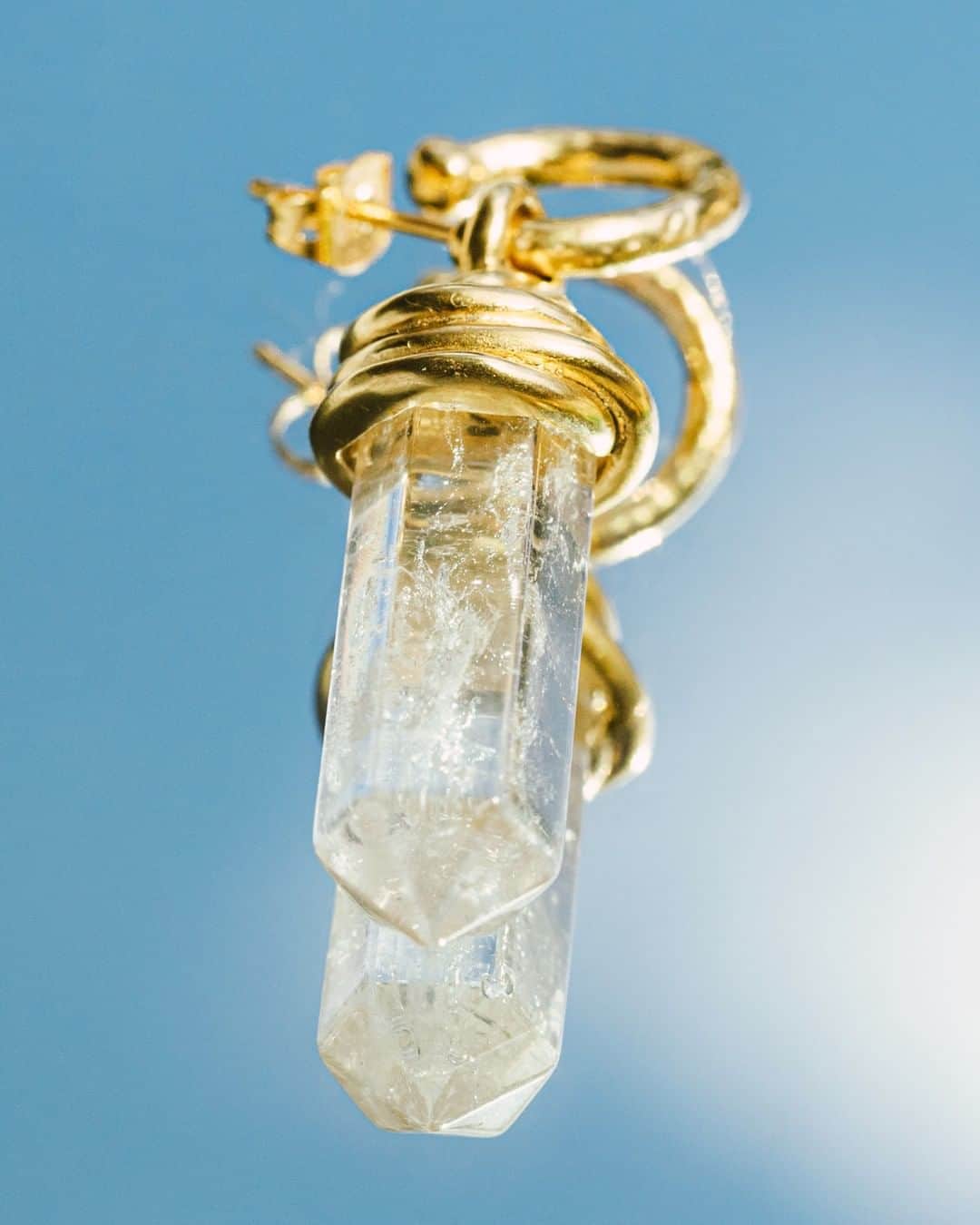 グーセンス パリのインスタグラム：「TALISMAN rock crystal pendant earring in brass soaked in a 24-carat gold bath, yellow gold color.. . . #📷 by @alix.marnat」