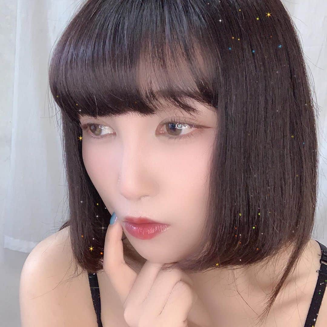 のインスタグラム：「👹イメチェン👹  人見知りだなーって人や 交流関係を増やしたいとおもう方は ショートや、ボブがおすすめ✨  男性は短すぎず、長すぎずっていう 長さがいいみたい。  ヘアスタイルはいつも悩むけど 似合ってるって言葉言われたいから インスタあさる。  #ボブ #ボブヘアー #黒髪 #占い #風水 #hairstyle #instagood #instalike」