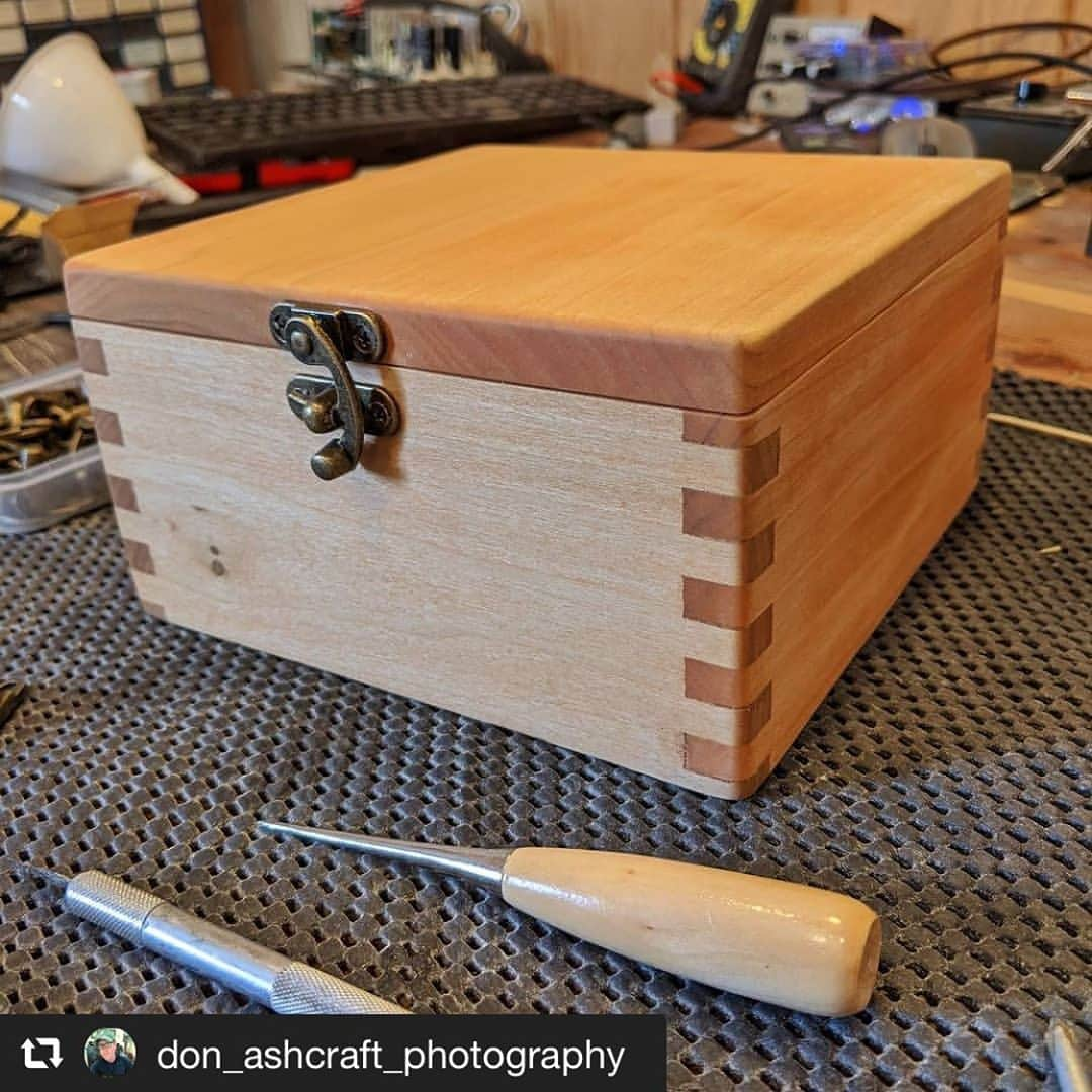 SUIZAN JAPANさんのインスタグラム写真 - (SUIZAN JAPANInstagram)「Cool! We're sure your friend was happy😎﻿ ﻿ #repost📸 @don_ashcraft_photography ﻿ New finger joint box finished!﻿ This one is commissioned by a old friend of mine for his anniversary. ﻿ Lots of fun to build.﻿ ﻿ #woodworker ﻿ #woodwork ﻿ #oldschool﻿ #tongueandgroove ﻿ #fingerjoints﻿ #nonails ﻿ #oodworkingart ﻿ #woodenart ﻿ #woodcreations ﻿ #creativewoodworker﻿ #laminatebox ﻿ #woodenart﻿ #suizanjapan﻿ ﻿ #suizan #japanesesaw #japanesesaws #japanesetool #japanesetools #craftsman #craftsmanship #handsaw #ryoba  #woodworkers #woodworking #woodworkingtools #diy #diyideas #japanesestyle #japanlife」8月17日 13時52分 - suizan_japan