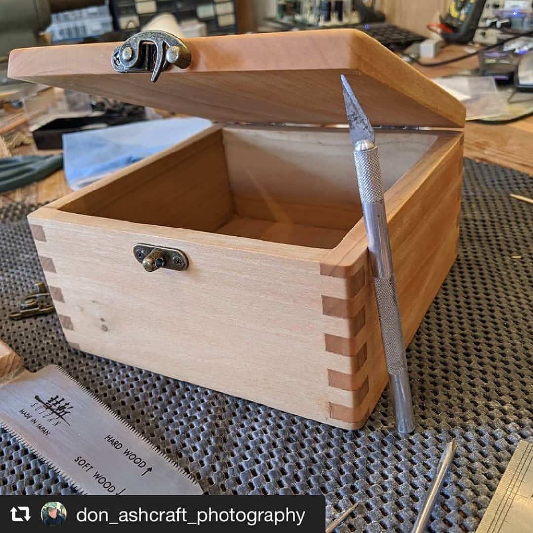 SUIZAN JAPANさんのインスタグラム写真 - (SUIZAN JAPANInstagram)「Cool! We're sure your friend was happy😎﻿ ﻿ #repost📸 @don_ashcraft_photography ﻿ New finger joint box finished!﻿ This one is commissioned by a old friend of mine for his anniversary. ﻿ Lots of fun to build.﻿ ﻿ #woodworker ﻿ #woodwork ﻿ #oldschool﻿ #tongueandgroove ﻿ #fingerjoints﻿ #nonails ﻿ #oodworkingart ﻿ #woodenart ﻿ #woodcreations ﻿ #creativewoodworker﻿ #laminatebox ﻿ #woodenart﻿ #suizanjapan﻿ ﻿ #suizan #japanesesaw #japanesesaws #japanesetool #japanesetools #craftsman #craftsmanship #handsaw #ryoba  #woodworkers #woodworking #woodworkingtools #diy #diyideas #japanesestyle #japanlife」8月17日 13時52分 - suizan_japan