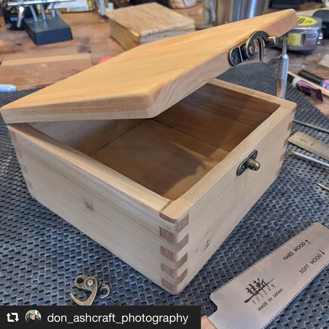 SUIZAN JAPANさんのインスタグラム写真 - (SUIZAN JAPANInstagram)「Cool! We're sure your friend was happy😎﻿ ﻿ #repost📸 @don_ashcraft_photography ﻿ New finger joint box finished!﻿ This one is commissioned by a old friend of mine for his anniversary. ﻿ Lots of fun to build.﻿ ﻿ #woodworker ﻿ #woodwork ﻿ #oldschool﻿ #tongueandgroove ﻿ #fingerjoints﻿ #nonails ﻿ #oodworkingart ﻿ #woodenart ﻿ #woodcreations ﻿ #creativewoodworker﻿ #laminatebox ﻿ #woodenart﻿ #suizanjapan﻿ ﻿ #suizan #japanesesaw #japanesesaws #japanesetool #japanesetools #craftsman #craftsmanship #handsaw #ryoba  #woodworkers #woodworking #woodworkingtools #diy #diyideas #japanesestyle #japanlife」8月17日 13時52分 - suizan_japan