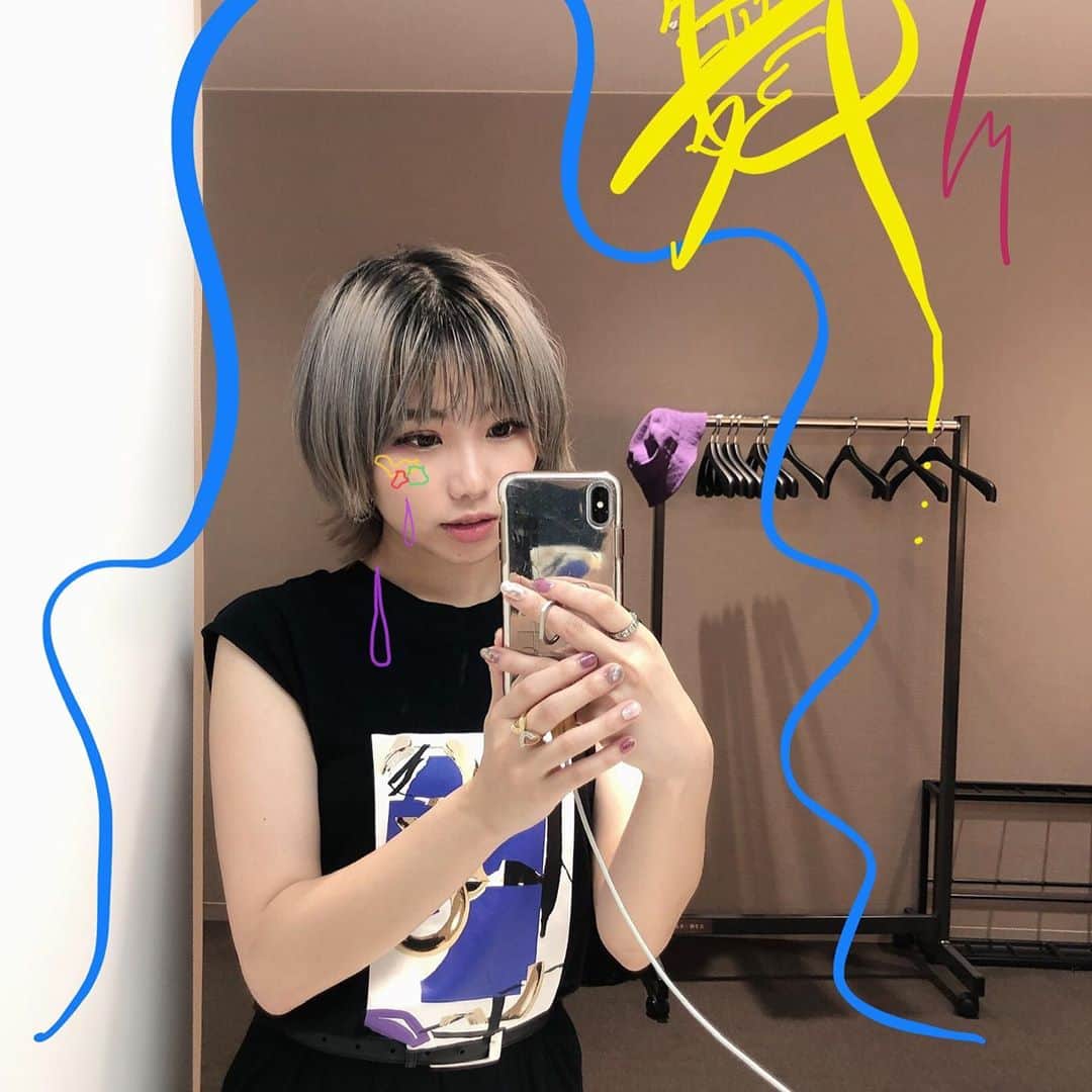 のインスタグラム：「３日間連続でライブでした！！！ こんなご時世なのに 本当に有難い。ライブできる事が当たり前じゃないからこそ一つ一つ 歌の言葉を大切にして これからも歌いたい。 . . 今日は18:30から特典会だよ！ 当日あります！是非！ . . . .  . #グレーカラー #ウルフカット #グレージュカラー #シルバーカラー #ネイルデザイン #ショートヘア  #大阪春夏秋冬　#しゅかしゅん #コロナに負けるな」