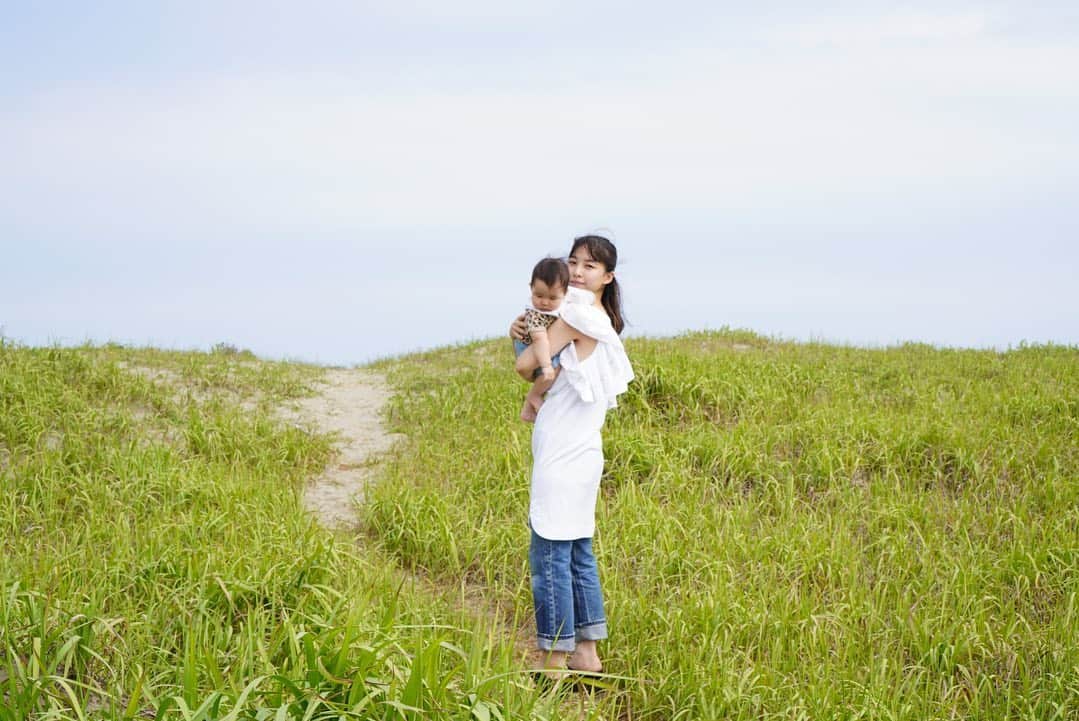 赤神幸依のインスタグラム：「. 2ヶ月ぶりにお休みだった主人の趣味に付き合って、海。 なるべく人気を避けて、息子に、いろんなものに触れさせたい。」