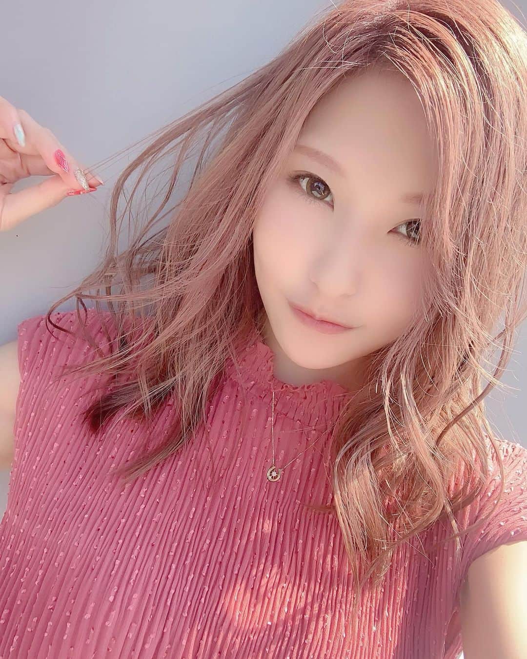 みはとのインスタグラム：「pink💓💇‍♀️👗 ・ ・ ・ #またピンク  #服もピンク #髪の毛もピンク #女子  #hair  #haircolor  #dress  #撮影 #暑すぎて  #外ロケはつらい」