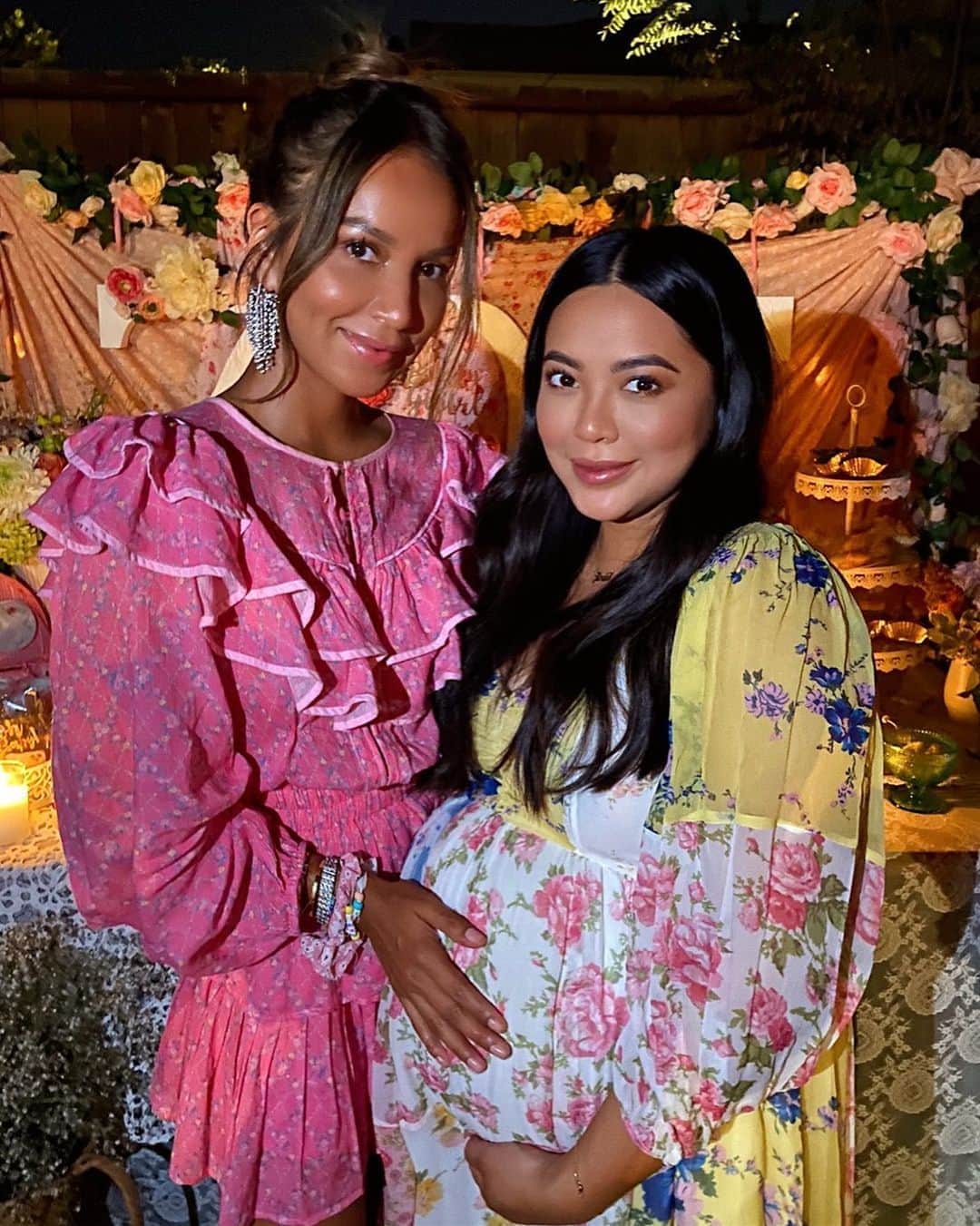 ジュリー・サリニャーナのインスタグラム：「How pretty is this mama to be? So happy for my bestie @jademunster and this new chapter in her life! 👼🏽🎀💞 • both wearing @loveshackfancy」