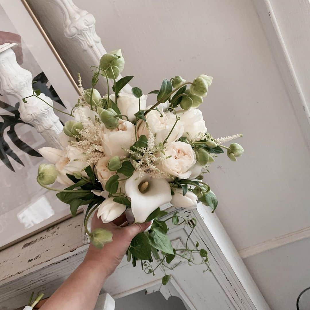 Florist.janeさんのインスタグラム写真 - (Florist.janeInstagram)「#촬영부케 🍃  . . . . . . .  . 👆🏻블스 주문건 경우 배송료는 모두 별도 입니다. . ✌🏻배송 시간은 매번 달라지는 교통 상황에 따라 정각에 맞출  수 없으며 대략적인 시간대에 배송해드립니다.(ex 1시-2시)  👌🏻상품 문의시 원하시는 작품 캡쳐후 문의주시면 빠르게 답변도와드리겠습니다💕  🤟🏻매번 달라지는 꽃 시장 상황에따라 샘플 사진과 100% 동일하게 제작은 어렵습니다. 최대한 비슷하게 또는 사진 보다 더욱 예쁘게 제작해드리니 전적으로 플로리스트 의견을 믿어주세요 🙏🏻  .  . . . . . . . #블루밍스완 #꽃스타그램 #부케 #웨딩부케 #본식부케 #결혼 #일상 #웨딩스타그램 #꽃선물 #꽃배달 #예신 #9월의신부 #flowers #florist #부케추천 #bouquet #꽃 #강남꽃배달 #강남꽃집 #논현동꽃집  #꽃배달 #결혼선물 #웨딩촬영 #가봉스냅 #wedding」8月17日 14時11分 - jane.florist