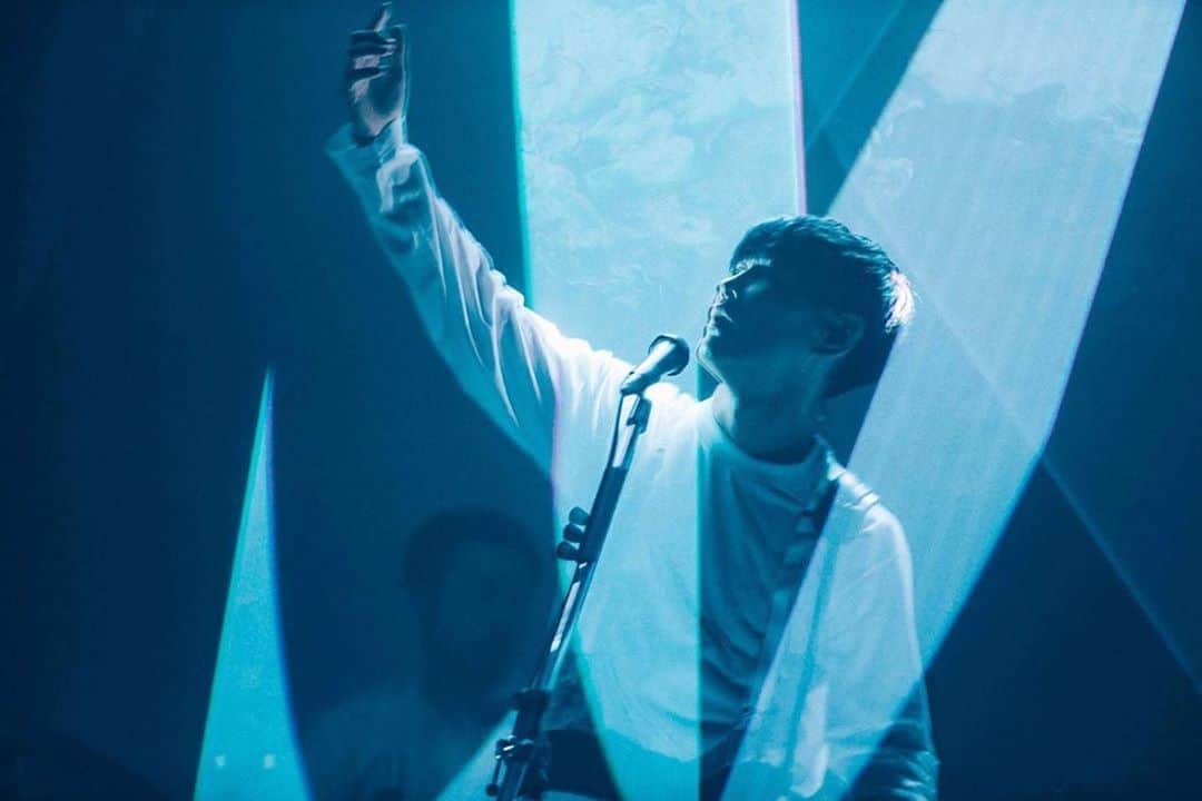 田中裕介のインスタグラム：「SAKANAQUARIUM光ONLINE.  観てくれた人達が何年か後、この2020年という特別な年に起こったひとつの事件を目撃した、と思えるようなモノにするべく取り組みました。 そして、そうなったかもしれないです。そこまでこのオンラインライブのクオリティを高めてくれた全てのスタッフとサカナクションのメンバーに感謝しています。 僕も目撃者のひとりになれて幸せです。ありがとうございました。  #sakanaquarium光online」