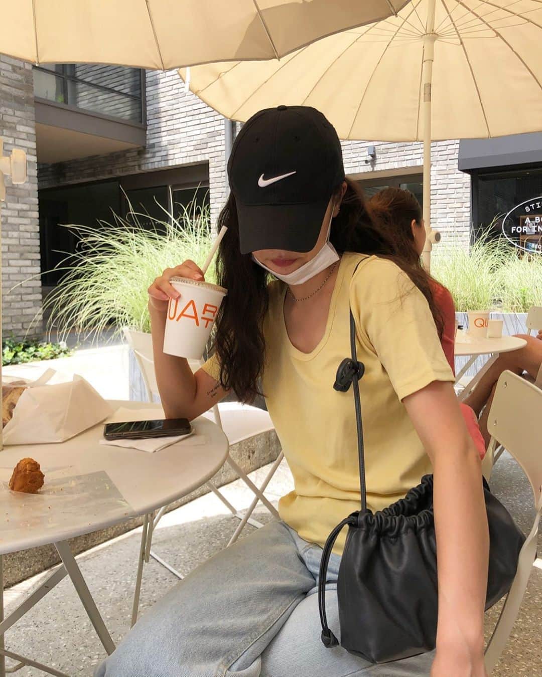 ソジン のインスタグラム：「빵조각 훔쳐먹는 참새구경🌞」