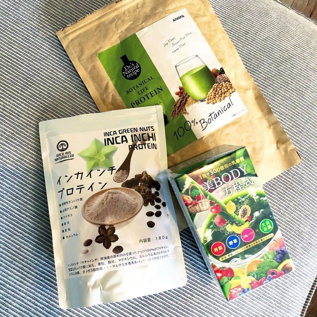 秋定麻紀子のインスタグラム：「最近のカスタムプロテインのラインナップはコチラ。 今日は @hemps_from_japan も入れた。  朝ごはん、おやつ、夜食、食べるタイミング失った時など。  「あーこの時間何食べよー。。」 っていうのか無くなりました。  そしてもちろん割るミルクも植物性です。 全て植物性なのに動物性では割りません。 家に牛乳は無いし、私は飲みません。 遅延アレルギーだし、そもそも身体に合わない。。  娘はパン屋に行った時に牛乳を手に取ったらもちろん買います。 保育園でも出たらきっと喜んで飲んでると思う。  でも家で牛乳飲みたいと言った事はありません。 きっと家には牛乳は無いって分かっているからだと思います。 飲みたい飲みたいってワガママ言った事もなく、ごく自然。  子供ながらキッチンや冷蔵庫に何が入っているかちゃんと把握しているんです。 あるのが分かっていたらお菓子も食べたいし、ジュースも飲みたいってなるのは当たり前ですよね？  当たり前に与え過ぎた大人がキッカケで子供が食べたい飲みたいになっちゃうんです。  だってそれまで知らない世界しか見たことないんだから。  子供は全てが初めてでキラキラしている。 その成長をちゃんと一緒に楽しんで欲しい。」