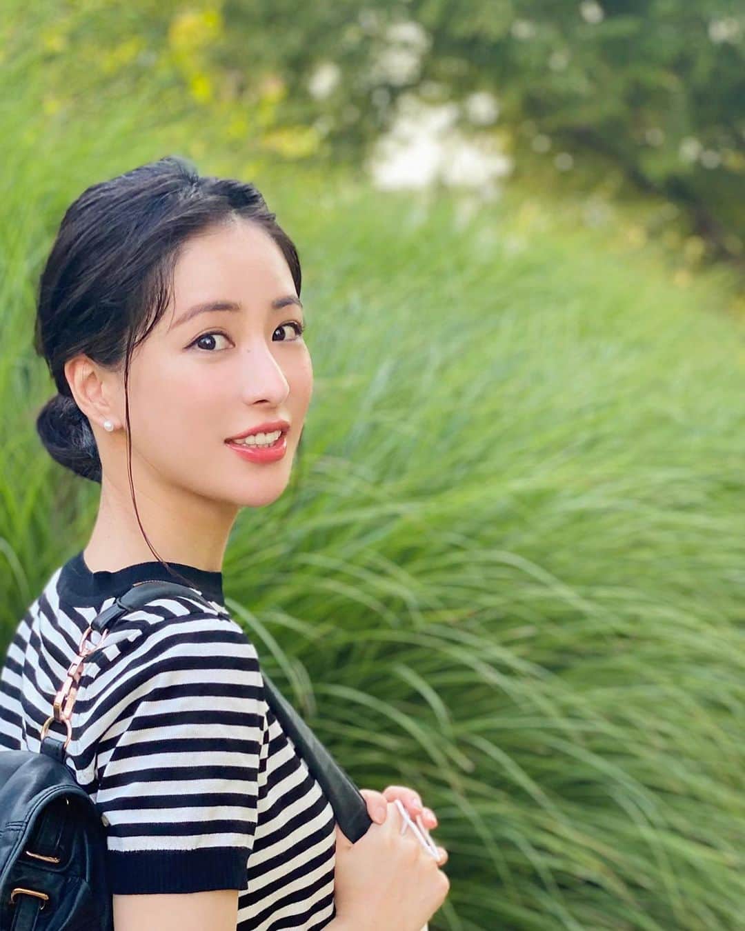 神室舞衣のインスタグラム：「8月も折り返し。﻿ ﻿ 散歩道を通ると玄関前に色々な木やお花を飾ってる素敵なおうちがある。﻿ その中の鉢の一つにメダカが泳いでいて﻿ 水も溢れる寸前まであるから﻿ いつも通るたびに﻿ 雨の強い日や台風の日ってどうしてるのかなぁ﻿って いつか雨が降った日に通ってみると姿がなくて、﻿ 家の中にわざわざ入れてあげるんだって思ったらなんだか安心した。  そういえば、小学校の頃って教室にたくさんめだかいたの懐かしい。 うさぎもニワトリも可愛かったよね 小さい鳥もいたかな？インコかな🦜」