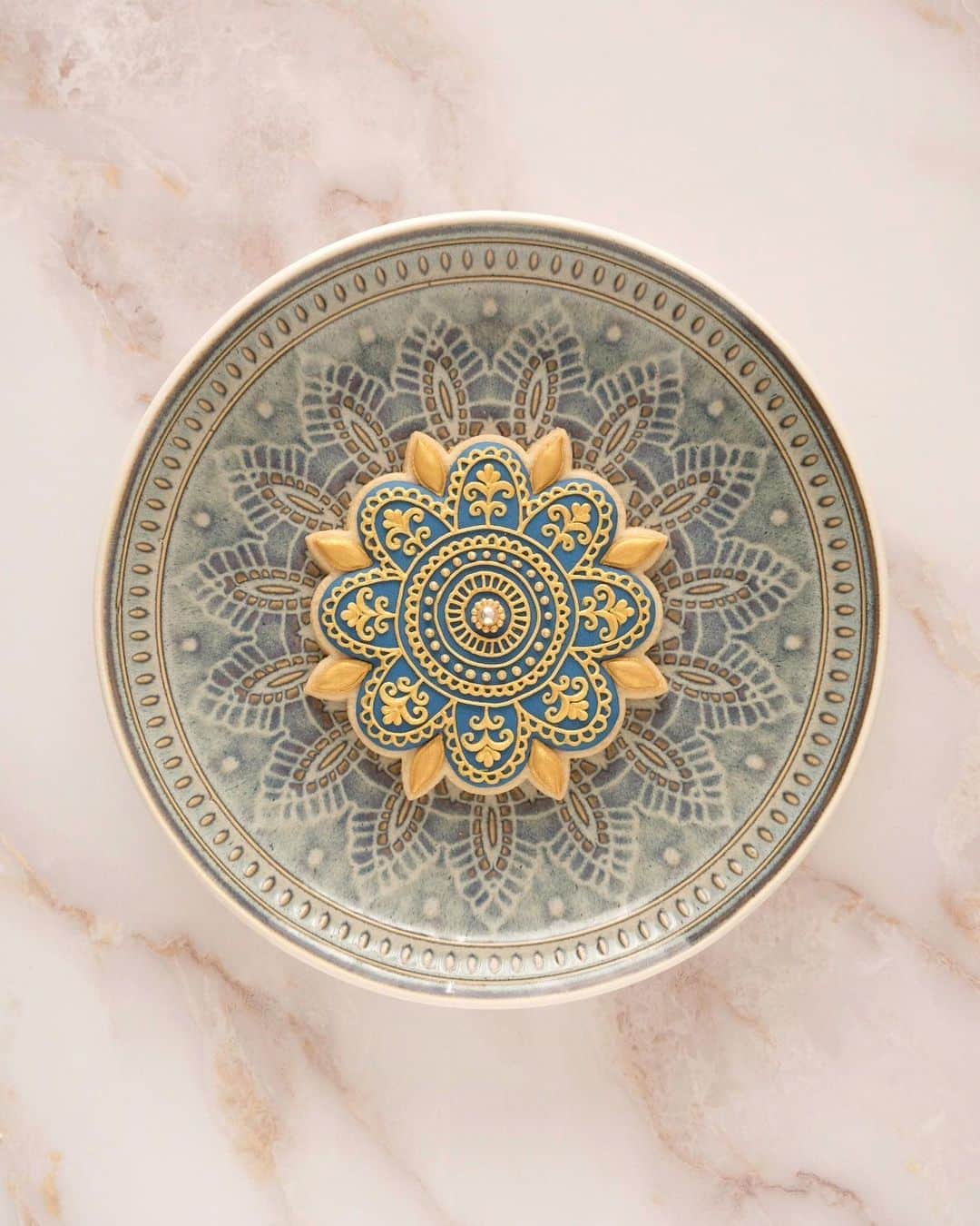 KUNIKAのインスタグラム：「Mandala art cookie and my favorite plate. 🔹  毎日高校野球を見ながら夏を過ごしています🍉 今日も暑いですね...皆さまも熱中症に気をつけてお過ごし下さい。。  #artofkunika」