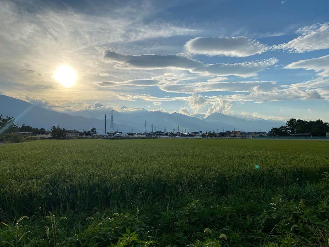 福澤希空（WATWING）さんのインスタグラム写真 - (福澤希空（WATWING）Instagram)「いつかの綺麗な空っ🌤🌤 よく見たらししまるがいるーっっ( ^ω^） ・ ・ ・ #ししまるが空飛んでるー #夕日が綺麗な空だった」8月17日 14時38分 - noafukuzawa_watwing