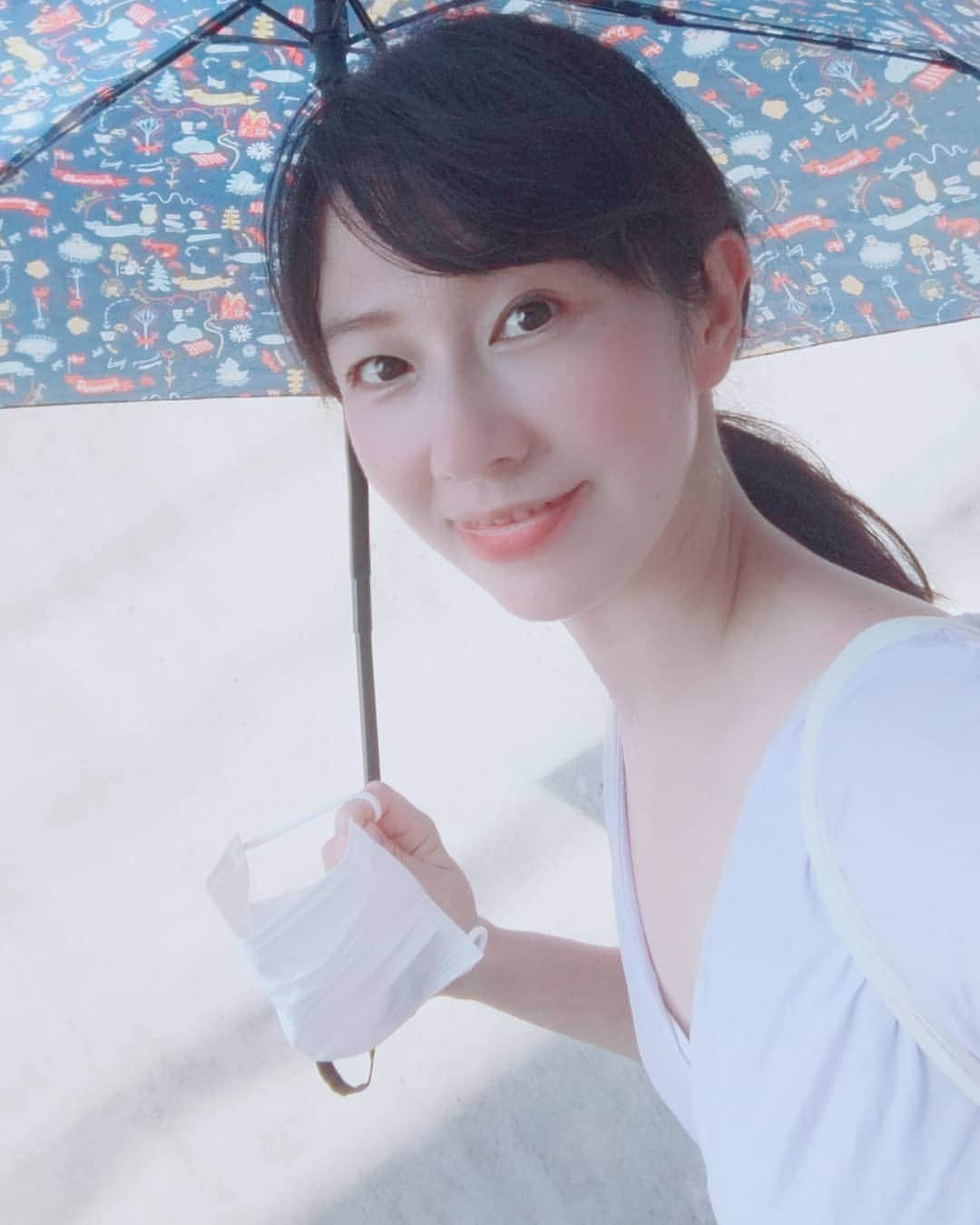 吉村美樹さんのインスタグラム写真 - (吉村美樹Instagram)「暑いですね☀こまめに水分補給と新鮮な空気のとりいれを！！ #日傘 #日傘命 #日陰 #朝も暑い #水分補給 #熱中症注意 #熱中症対策 #マスク生活 #サトルジャパン #モデル #ママモデル #吉村美樹 #☂️」8月17日 14時33分 - yoshimuramiki0911