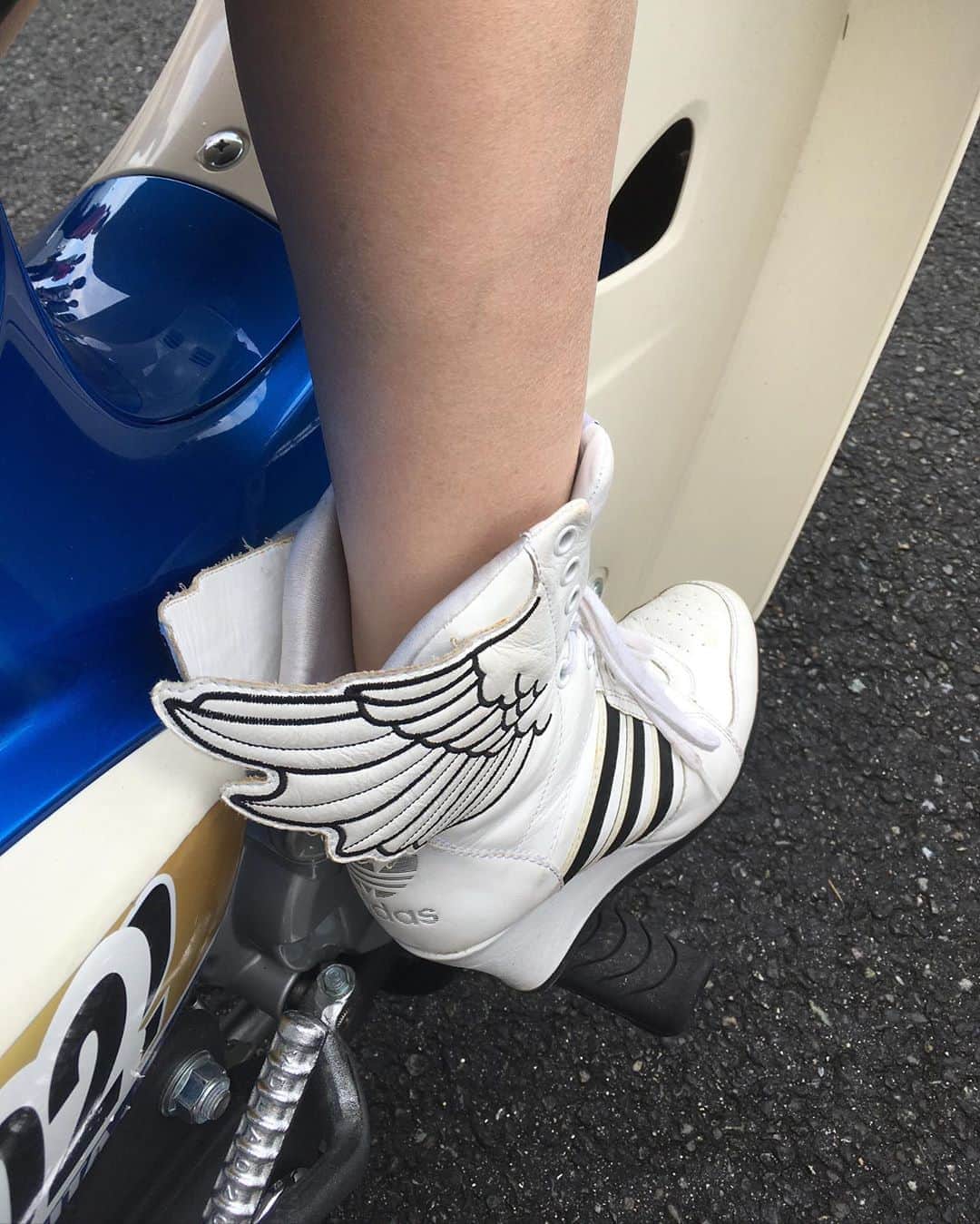 福山理子さんのインスタグラム写真 - (福山理子Instagram)「暑い〜 もうすぐ、Hunter cubがきます  #huntercub #ハンターカブ #バイク女子 #wing #adidas 好き」8月17日 15時00分 - rikofukuyama