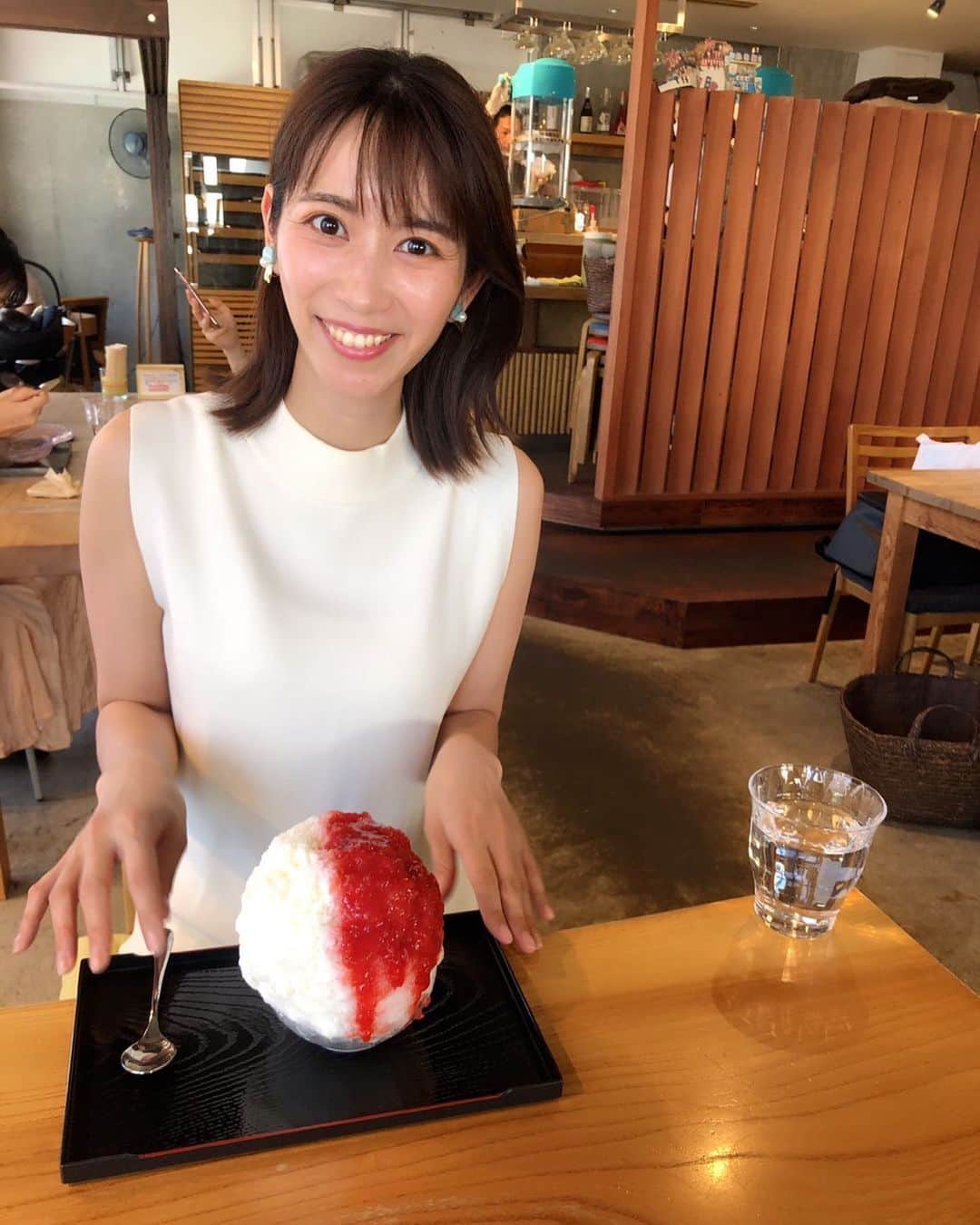 佐藤千晶のインスタグラム：「暑いですね…！ 最近はひんやりかき氷で 涼をとっています。  こちらは前にくまちゃんと食べたかき氷🍧 @kumazawa_eriko  夏バテしないように 気をつけましょうー！  #かき氷 #ひんやり」
