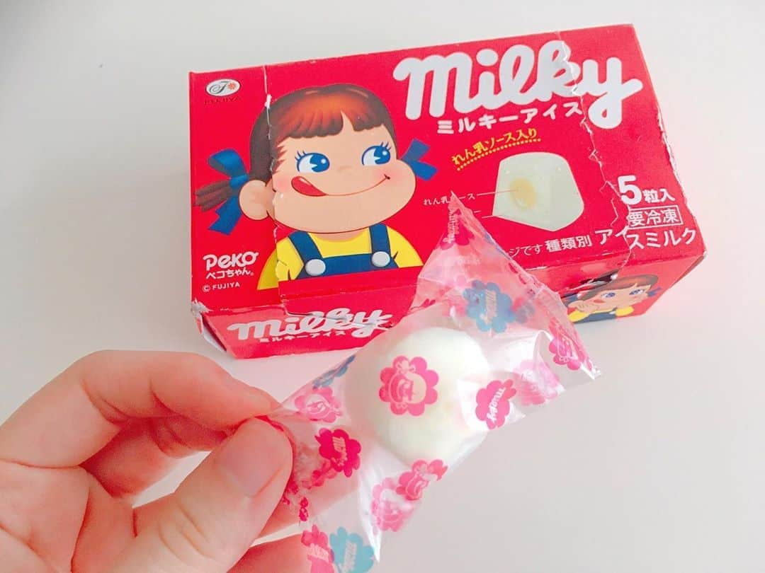 加藤ジーナさんのインスタグラム写真 - (加藤ジーナInstagram)「ミルキーアイス🍨🍬 みんな大好きミルキーがアイスになったよ🥺💕 私のお母さんがミルキー大好きだから、小さい頃毎日ミルキー5個は食べてたの😂笑 そんなミルキーがアイスになってセブンイレブンに居ると聞いて即買いに行きました👶🏻💕 真ん中に練乳ソースが入ってるんだけど、こういうのってちょっぴりになりがちだけど、すごいソースが沢山入ってたの！びっくりした！！笑😂💕 甘くてたらたらで、飴ちゃんのミルキーとはちょっと味が違うけど、普通のミルクアイスでは味わえないお味だったよ🥰 5個しか入ってないからすぐ終わっちゃうのが難点😂 けど結構甘ったるいからこれくらいで丁度いいのかも🐶✨ #ミルキーアイス #ミルキー #ペコちゃん #fujiya #アイス #セブンイレブン #セブンアイス #コンビニアイス #今日のアイス #ミルクアイス #アイス部 #アイス好きな人と繋がりたい」8月17日 15時21分 - katogina_718