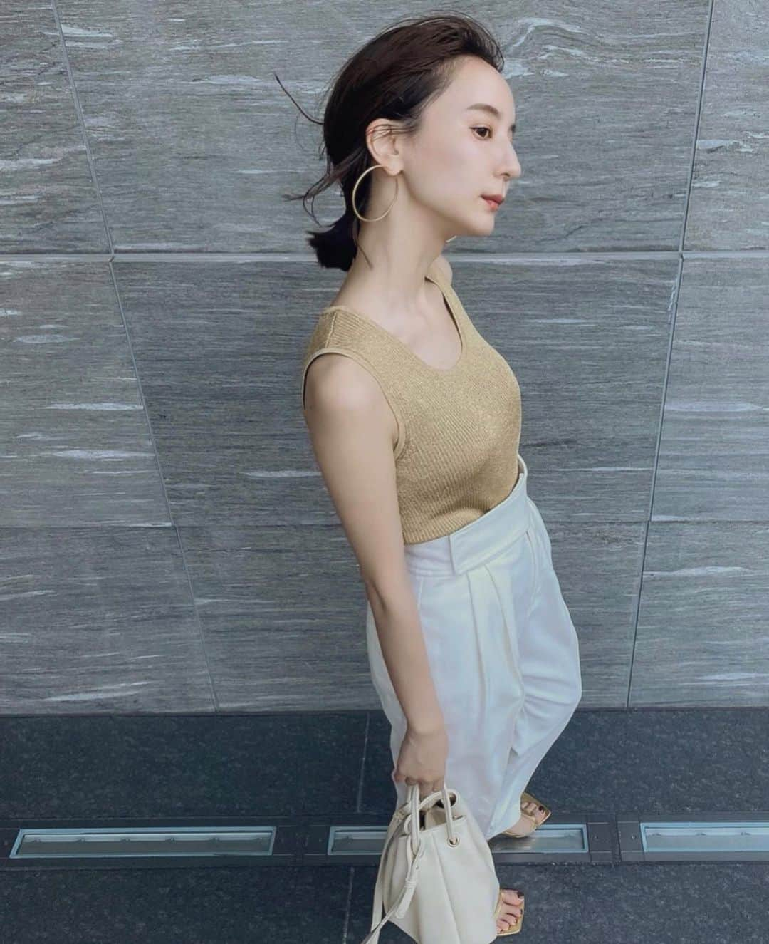 佐藤涼実さんのインスタグラム写真 - (佐藤涼実Instagram)「today's #ootd ホワイトとゴールドで好きなカラーの組み合わせ。 新作のテーパードパンツはベーシックカラーのブラックキャメルホワイトの3色展開です。 冬はお袖の長いタイトなリブニットと合わせて着たい♡ #louren__official #louren_2020autumn」8月17日 15時31分 - suzumi_sato