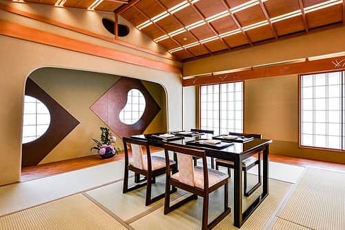 The Westin Osaka （ウェスティンホテル大阪）さんのインスタグラム写真 - (The Westin Osaka （ウェスティンホテル大阪）Instagram)「日本料理「はなの」には、レストラン内とホテル7階にそれぞれに趣の異なる5つの個室をご用意いたしております。 ご接待をはじめ、ご結納やお顔合わせなど、用途を問わず幅広くご利用いただけます。 隣席の飛沫防止のためのアクリル板をご要望に応じてご用意いたしております。また、空気洗浄機の設置や、営業終了後のオゾンによる空間除菌など、これまで以上に清潔な空間を保つ対策を行っておりますので、安心してお過ごしいただけます。 （室料、条件等はお尋ねくださいませ。） . . —————————————————⠀ #はなの #日本料理 #会席料理 #個室 #割烹 #会席  #大阪 #osaka #梅田 #umeda ————————————————— ⠀ Tag @westinosaka to share your image with us. ⠀ ⠀⠀ #WestinOsaka #ウェスティンホテル大阪」8月17日 15時25分 - westinosaka