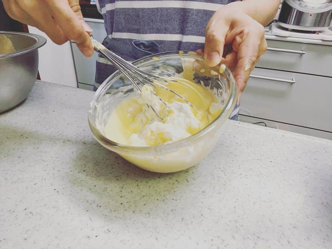 パインさんのインスタグラム写真 - (パインInstagram)「【パインアメカップケーキ】  材料　 卵黄4個、卵白2個、砂糖55g、パインアメ5個、薄力粉70g、生クリーム70g  作り方 ①パインアメを粉々に。ペンチで挟むと比較的簡単です。(手を挟まないように注意。今回はお砂糖の一部をパインアメで代用したので、細かく砕きました)  ②パインアメ、砂糖の1/3を卵黄に加え、もったりするまで混ぜる  ③生クリームに砂糖1/3を入れてツノが立つまで混ぜる  ④卵白に残りの砂糖を入れてツノが立つまで混ぜる  ⑤に④の卵白を3回に分けて混ぜる(泡を潰さないように)  ⑥⑤に③の生クリームを入れて混ぜる  ⑦薄力粉を振るいながら入れ、さっくり混ぜる  ⑧170度に温めておいたオーブンで20分程度焼く(オーブンによって焼き加減が異なるので時間は目安です)  ふんわりとパインアメの香りがするカップケーキが3個焼けました。  今回はバターや油を使用していないので、生クリームは脂肪分高めのものがオススメです！  #パインアメクッキング  #パインアメ #お菓子作り  #手作りお菓子  #手作りお菓子レシピ #レシピ #おやつ  #おやつ作り #カップケーキ」8月17日 15時33分 - pineame_pr