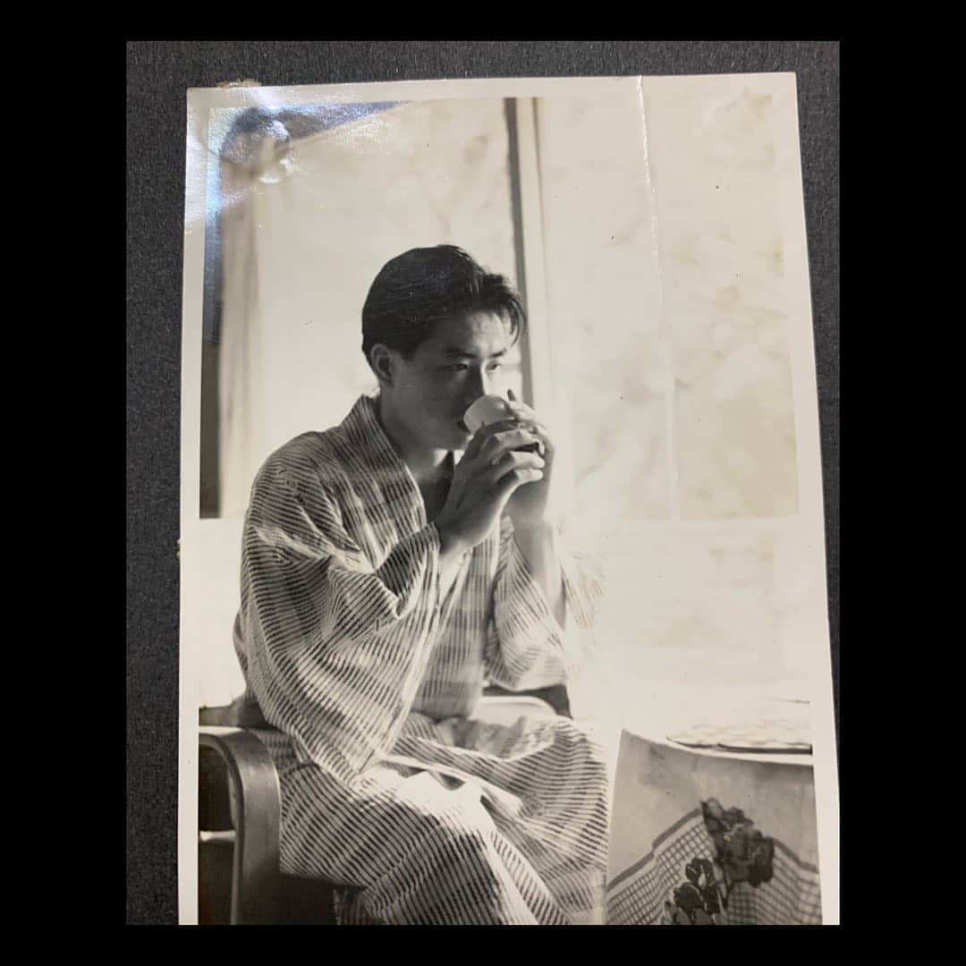 櫻井圭佑さんのインスタグラム写真 - (櫻井圭佑Instagram)「若い頃のじいちゃんが、自分より七万倍俳優だった件についてはノーコメントでお願いいたします。 . . . #じいちゃん #grandfather  #モノクローム #当時の写真からは #学ぶ事がたくさん」8月17日 15時33分 - sakurai_keisuke0