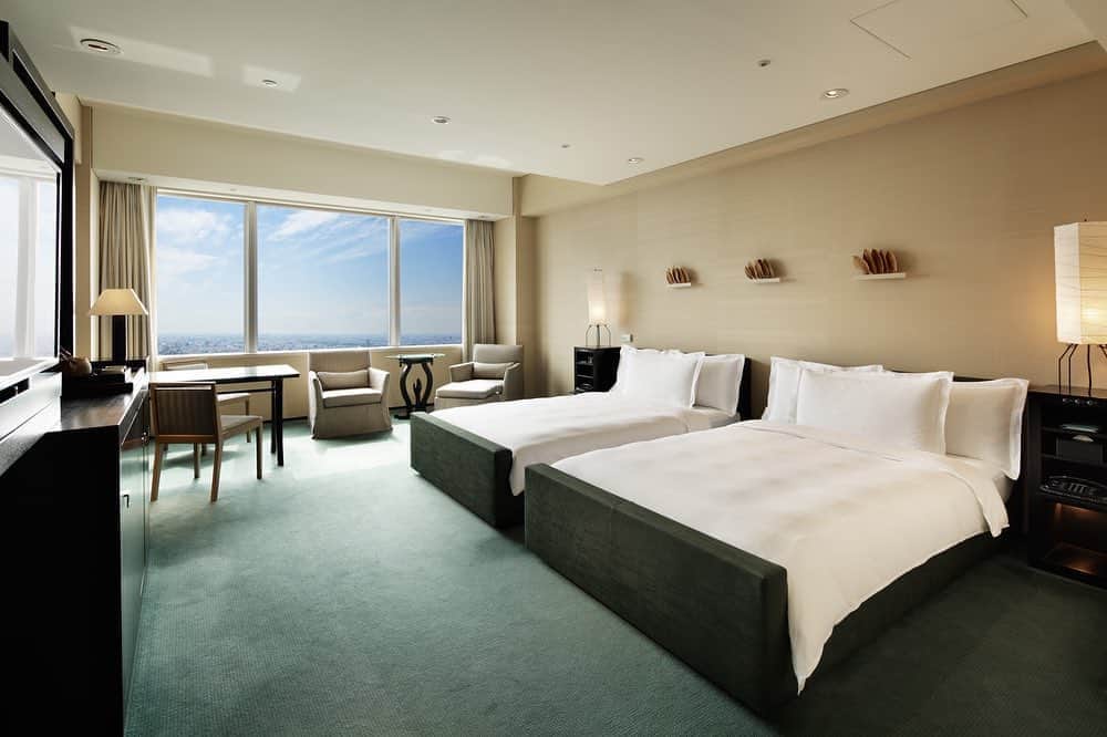 のインスタグラム：「As a part of your Tokyo #staycation, why not take advantage of our #MyStayMyHyatt offer? With special discounts including a complimentary breakfast for two, late check out and more, you can plan a summer getaway right here at #ParkHyattTokyo. . #summervacation #staycation #パークハイアット東京  #Shinjuku  #LuxuryIsPersonal #MyStayMyHyatt」