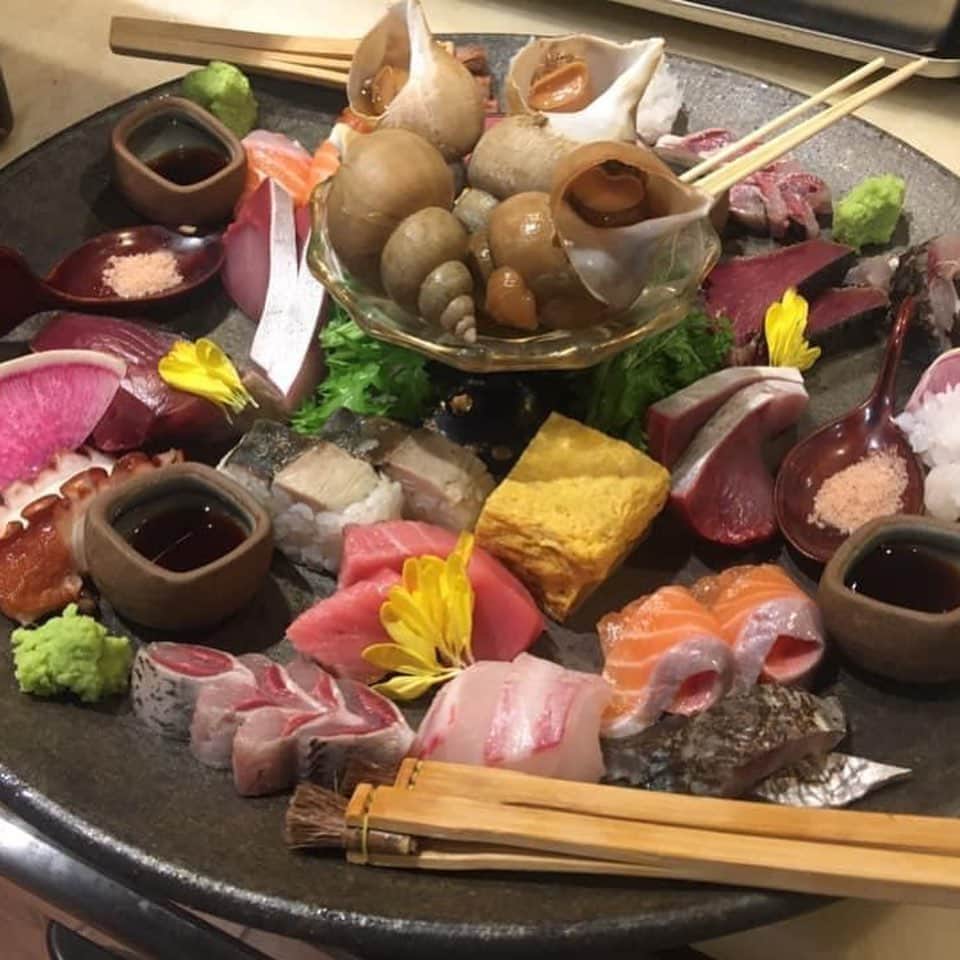 魚金さんのインスタグラム写真 - (魚金Instagram)「休みの日に六本木ヒルズにある 森美術館にて おいしい浮世絵展見てまいりました  浮世絵に描かれている江戸の食文化を 見れる企画でしたが昔も今も食を 楽しむ事は変わらないな〜と思いながら鑑賞楽しめました。  さて観賞後は少し足を伸ばして 六本木の魚金はいかがでしょうか？ 江戸の人達も好んだであろう 日本酒と刺身で浮世絵の余韻感じてみてください🍶  #森美術館 #六本木ヒルズ #六本木ヒルズ森美術館 #浮世絵 #六本木グルメ #魚料理 #魚金#六本木ディナー #美術館巡り #おいしい浮世絵展」8月17日 15時37分 - uokin_koho
