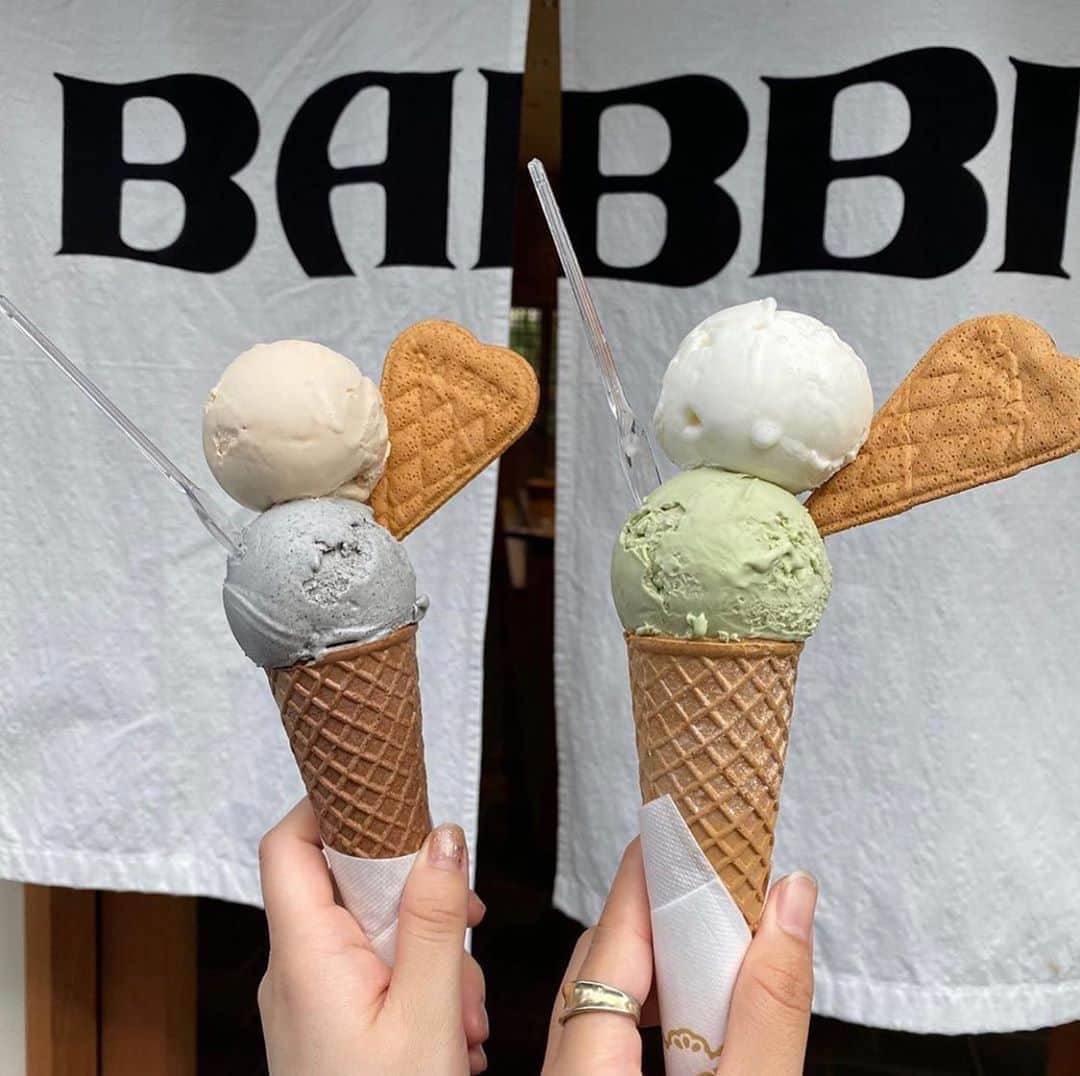 RETRIP<リトリップ>グルメのインスタグラム：「【RETRIP×京都】 こちらは京都にある「BABBI（バビ）」です。こちらはイタリアの老舗ウエハース専門店の日本初店舗✨ 京都の風情豊かな街を歩きながら、イタリアを感じるジェラートとは、最高の時間になること間違いなし。 . RETRIPでは「おでかけ」に関する様々な情報を発信しています。ぜひ他のアカウントもチェックしてください！ . @retrip_nagoya_ 名古屋の話題のカフェを紹介 @retrip_osaka_ 大阪のおでかけグルメスポットを紹介 @retrip_kyoto_ 京都のおでかけスポットを紹介 @retrip_fukuoka_ 福岡のおでかけグルメスポットを紹介 @retrip_hokkaido_ 北海道のおでかけスポットを紹介 @retrip_korea_ 韓国の話題のカフェを紹介 @retrip_news 最新のおでかけ情報を紹介 @retrip_nippon 日本の絶景を紹介 @retrip_global 海外の絶景を紹介 @retrip_gourmet 全国の話題のスイーツを紹介 @retrip_dinner 全国の話題のごはんを紹介 @retrip_cafe 全国のおしゃれなカフェを紹介 . ▼RETRIP[リトリップ]のアプリは AppStore、GooglePlay「リトリップ」で検索！ プロフィールのURLからもダウンロードできます。 . photo by  @mutsumi_0717 . . #retrip #retrip_rh #BABBI #ジェラート #京都カフェ #カフェ好きな人と繋がりたい #スイーツ好き #スイーツ好きな人と繋がりたい #スイーツ好きな人とつながりたい #グルメ好きな人と繋がりたい #グルメ好き #グルメ好きと繋がりたい #スイーツ部 #カフェ部」
