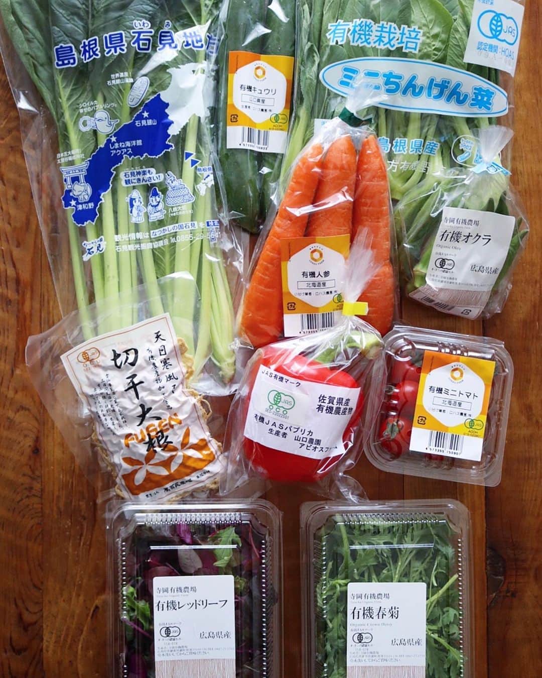 まいちくさんのインスタグラム写真 - (まいちくInstagram)「2020.8.17🍚 ． ． Hello(｡>∀<｡)♡ ． ． 今日のランチはビビンバと小松菜と豆腐の味噌汁。 ． ． @teraoka_organic_farm さんから届けていただいた野菜を使いました♪ ビビンバには人参、ベビー青梗菜、春菊をナムルに。 小松菜は味噌汁に。 美味しくて安心していただける有機野菜です♪ ． ． 今月末までフォロワーさんにお得に使っていただけるお試し専用クーポンを発行していただいております💡 ． ↓ maichiku3_yasai_2008 ． 通常1回の配送で4320円ですが、クーポン利用されると2548円で2回の配送してくださるのでとてもお得なクーポンになってます。 ． お買い物はこちらから💁‍♀️ ↓ https://teraoka.official.ec/items/29853509 ． ． ぜひお試しくださいねー！٩(ˊᗜˋ*)و ． ． #お昼ごはん#ランチ#ビビンバ  #お昼ご飯 #丼 #寺岡有機醸造#寺岡有機農場 #foodstagram#instafood  #delistagrammer#kurashiru  #locari#おうちごはん　 #フーディテーブル #igersjp#ellegourmet #ouchigohanlover  #マカロニメイト#ご飯でエールを #homecooking #japanesefood#foodlovers#foodie  #慶ナンバーワンソース」8月17日 15時57分 - maichiku3
