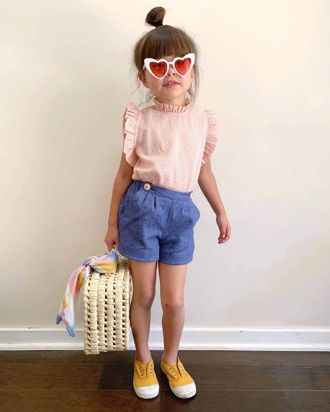 ベンシモンのインスタグラム：「L'été toujours stylées avec nos petites tennis colorées 🌼 Et vous, quelle paire avez-vous glissé dans vos valises ?  ​🇬🇧 Summer always stylish with our little colorful tennis shoes 🌼 And you, which pair did you slip into your suitcases ? ​📸 @tinykaper ​#bensimon #bensimoncollection #mode #tennis #tennisshoes #tennisbensimon」
