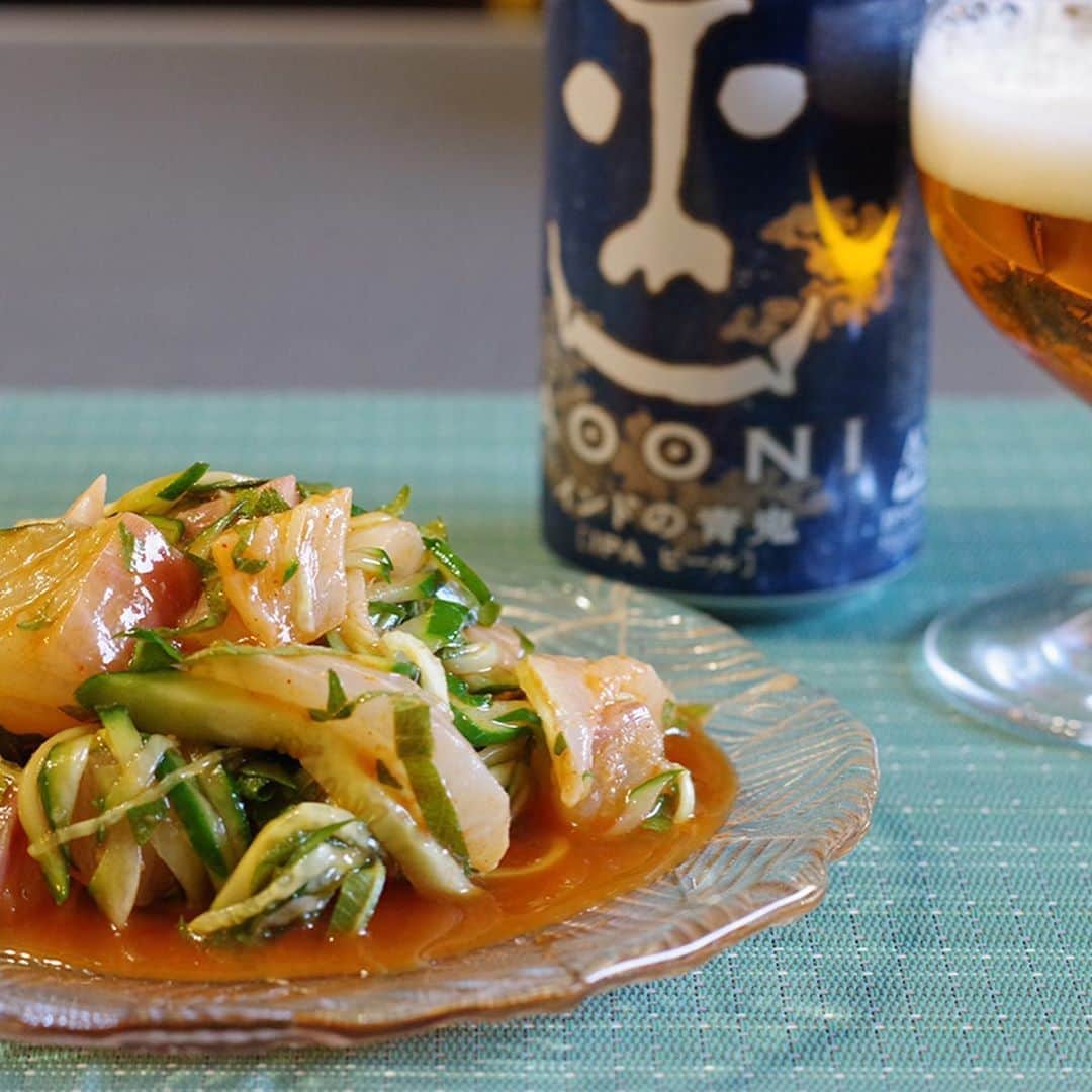 のインスタグラム：「本日は、IPAにあう魚料理のレシピをご紹介🍻  #インドの青鬼 に合うオリジナルレシピ、刺身料理の『真鯛ときゅうり・大葉のフェ（회）』をご紹介します。  コチュジャン2・酢2・砂糖1・レモン汁1・にんにく・生姜のすりおろし少々をあわせたタレに、一口大に切ったお刺身とお好みの香味野菜を絡ませるだけで完成。 辛味と酸味がIPAにハマります🍻 暑い日にもピッタリですよ！  . 詳しいレシピは#よなよな料理部 の記事で👉 https://yonasato.com/column/choimeshi_17  ( @yonayona.ale のプロフィール欄から飛べます✈️）  ===  ヤッホーのビールを飲んだ日は @yonayona.ale をタグ付けして、postいただけると嬉しいです😊 もしかしたらリポストさせていただく…かも？  === . . #ビール #クラフトビール #家飲み #飲酒タグラム #宅飲み #呑み #ビール女子 #ビール好き #ビアスタグラム #ビールクズ #ビール大好き #ビール好きな人と繋がりたい #beer #craftbeer #cheers #instabeer #beerstagram #beertime  #ビール部 #ヤッホーブルーイング #ビール飲みたい #缶ビール #おうちごはん #よなよな料理部 #ペアリング #レシピ #IPA #フェ #회」
