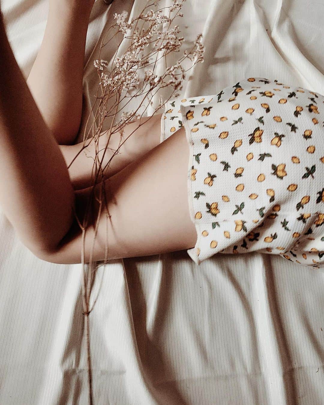 のインスタグラム：「あつい…  🍋Room wear𓂃 @territoire_official   #レモン柄 #🍋 #テリトワール #TERRITOIRE #fruitoftheloom #フルーツオブザルーム #部屋着#roomwear」
