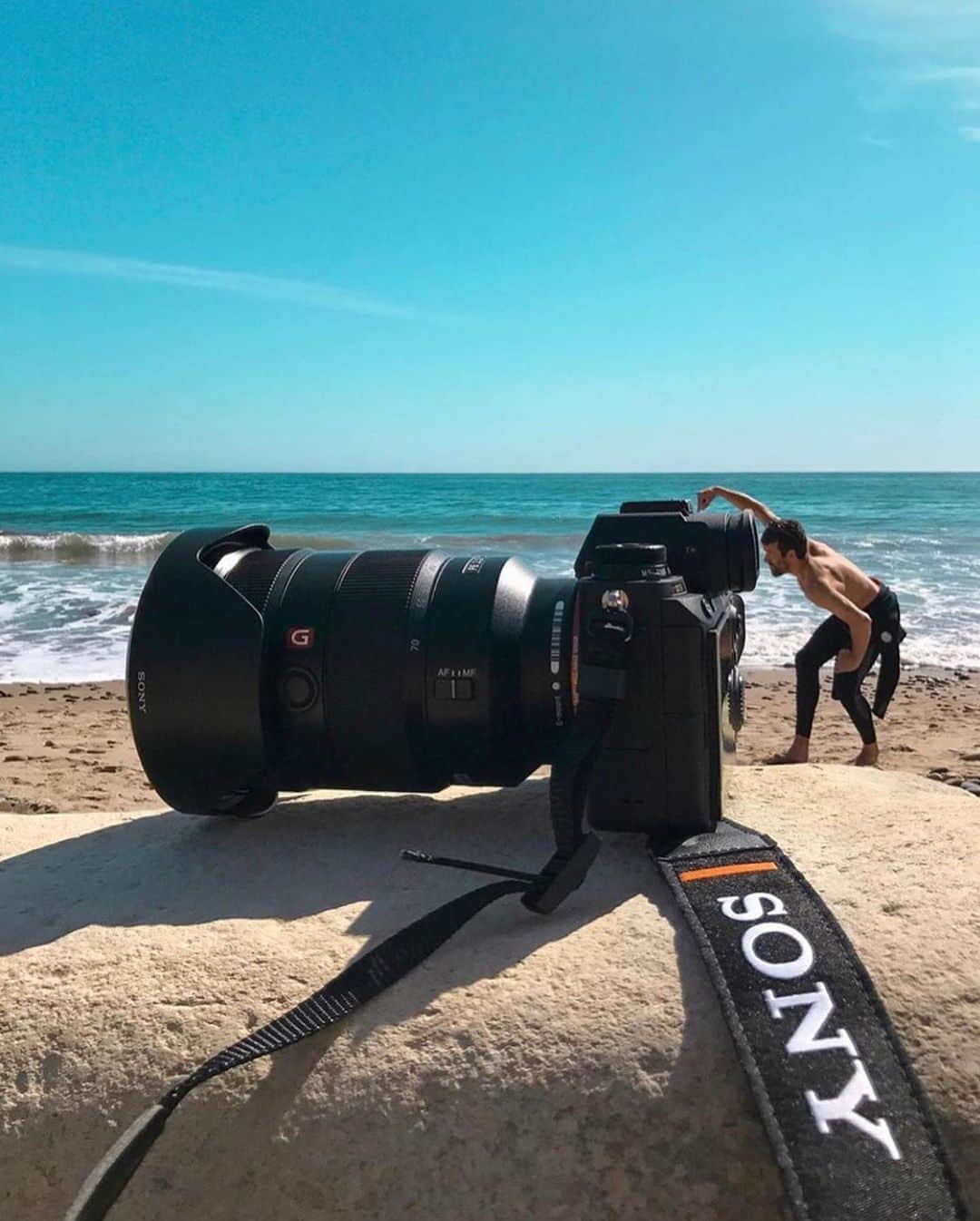 Canon Photographyさんのインスタグラム写真 - (Canon PhotographyInstagram)「Perspective is everything!  Photography // @asenseofhuber Curated by @steffeneisenacher  #composition #creative #cpfeatureme #waterfall #camera #moon」8月17日 15時53分 - cpcollectives