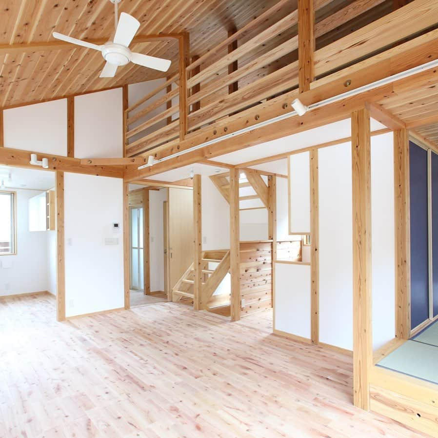 クボタ住建さんのインスタグラム写真 - (クボタ住建Instagram)「「木の家だからできること」  クボタ住建  竣工写真より  2階リビング 床、勾配天井ともに木をふんだんに使用してます  #クボタ住建 #神奈川の注文住宅 #大和市#湘南の家#suumo注文住宅 #自由設計 #木の家 #無垢の家 #自然素材の家 #和モダンな家 #マイホーム計画 #シンプルホーム #暮らしをつくる #暮らしを楽しむ#梁のある家#ステイホーム#家を楽しむ  無垢の木の家、天井や壁など貼る前の構造を見学してみませんか？ クボタ住建の無垢材の構造を是非ご覧ください。 是非お問い合わせを。  クボタ住建 棟梁の自宅見学随時受付ます。 資料請求やお問い合わせも是非。メッセージDMでもどうぞ。 tel→0462680560または 　08065950560  クボタ住建は ・子育て世代の#注文住宅 ・解体からの #建て替え ・土地探しから #新築一戸建て ・持ち物に応じた #収納造作 など、幅広くサポートします。」8月17日 15時58分 - kubota_jyuken