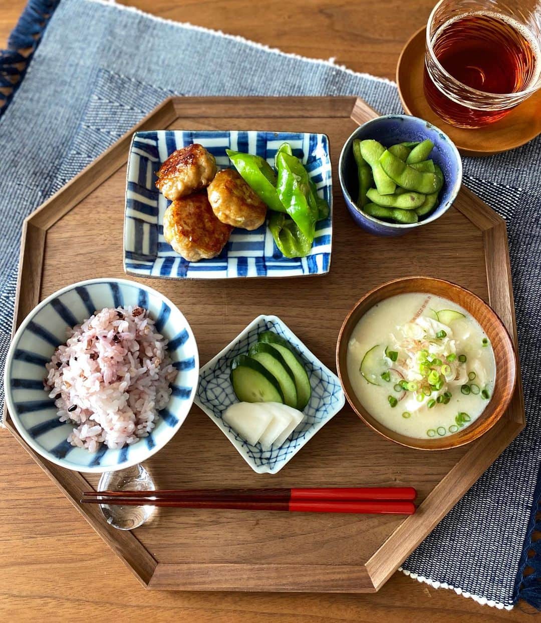 kokochiyoiさんのインスタグラム写真 - (kokochiyoiInstagram)「2020/08/17 月曜日の#お昼ごはん。 #雑穀ごはん、#冷や汁、 きゅうりと大根の#ぬか漬け、 #鶏つくね と#万願寺唐辛子、 #だだちゃ豆、 #黒酢#炭酸水。 ＊ ＊ ＊ 暑くって暑くって…🥵 冷や汁を作りました。 はー夏の味がします☺️ ＊ だだちゃ豆の器は、 この間の(ヤムヤムチキン) ボウルと同じタイミングで 金沢から我が家にやってきた #結城彩 さんの紫の器。 あまりにも美しすぎる紫色に、 一番初めは何に使おうかと 必死になって考えたのですが、 …考えすぎて逆に(?)枝豆に😂 しかしいいです！ 枝豆の緑もしっかり映える ステキな風合い🥰 紫の器っていいですね…✨ そういえば一つも 持っていなかったな…🧐」8月17日 16時05分 - kokochiyoi