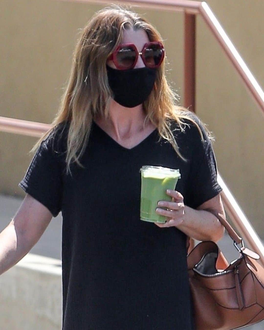 Just Jaredさんのインスタグラム写真 - (Just JaredInstagram)「@ellenpompeo stays safe in a face mask while out on a juice run with a friend.  #EllenPompeo Photos: Backgrid」8月17日 16時00分 - justjared