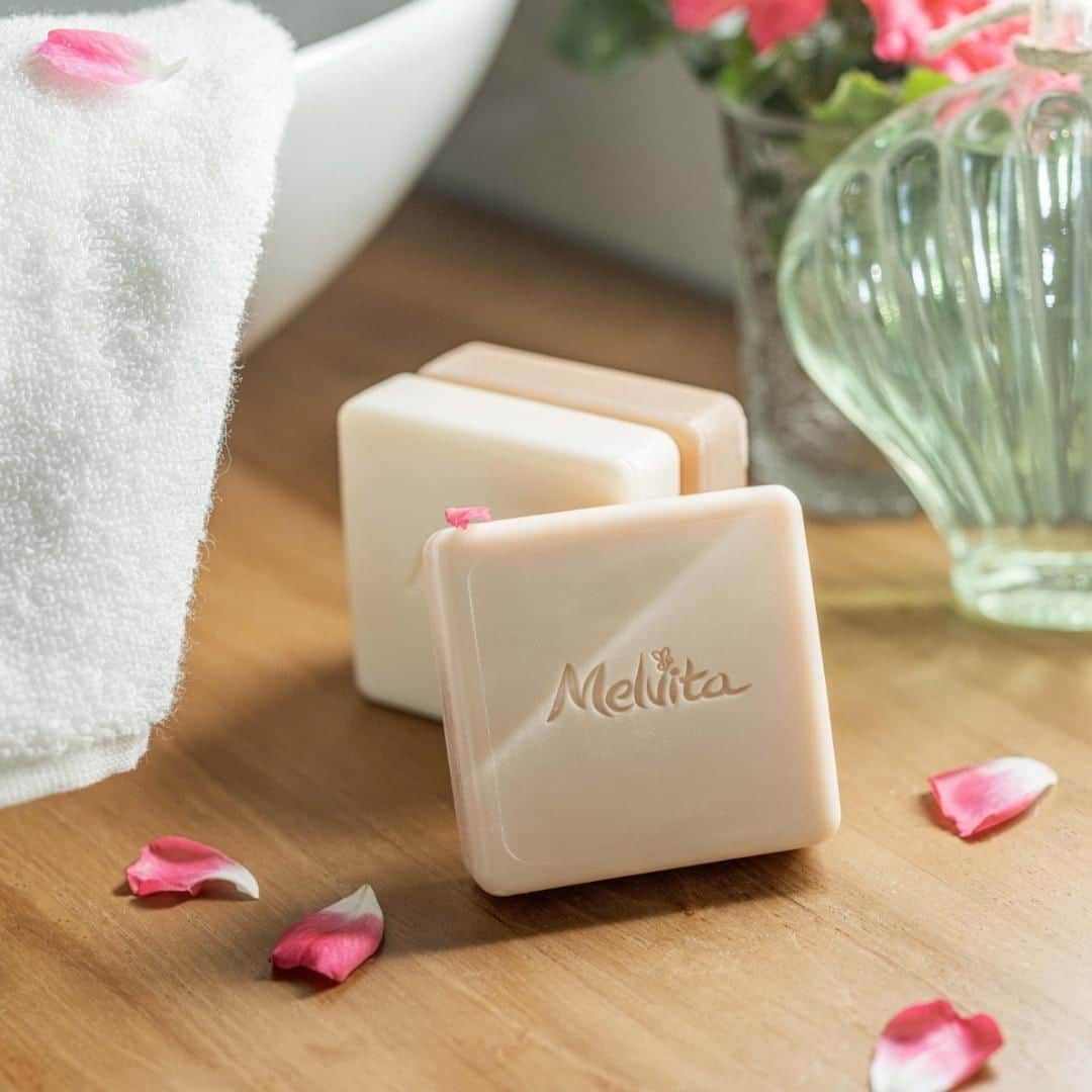 Melvita Officialのインスタグラム：「Le petit chouchou de nos salles de bain...🛁  Il fait son grand retour pour le plus grand plaisir de nos parents et grands parents; petit, pratique, écologique et naturel et certifié bio, les arguments ne manquent pas pour nos savons solides 🧼  Et vous, êtes-vous déjà adepte du savon solide ou plutôt savon liquide ?  #Melvita #cleanbeauty #naturel #bio #organic #savon #soap #salledebain #onpasseaubio」